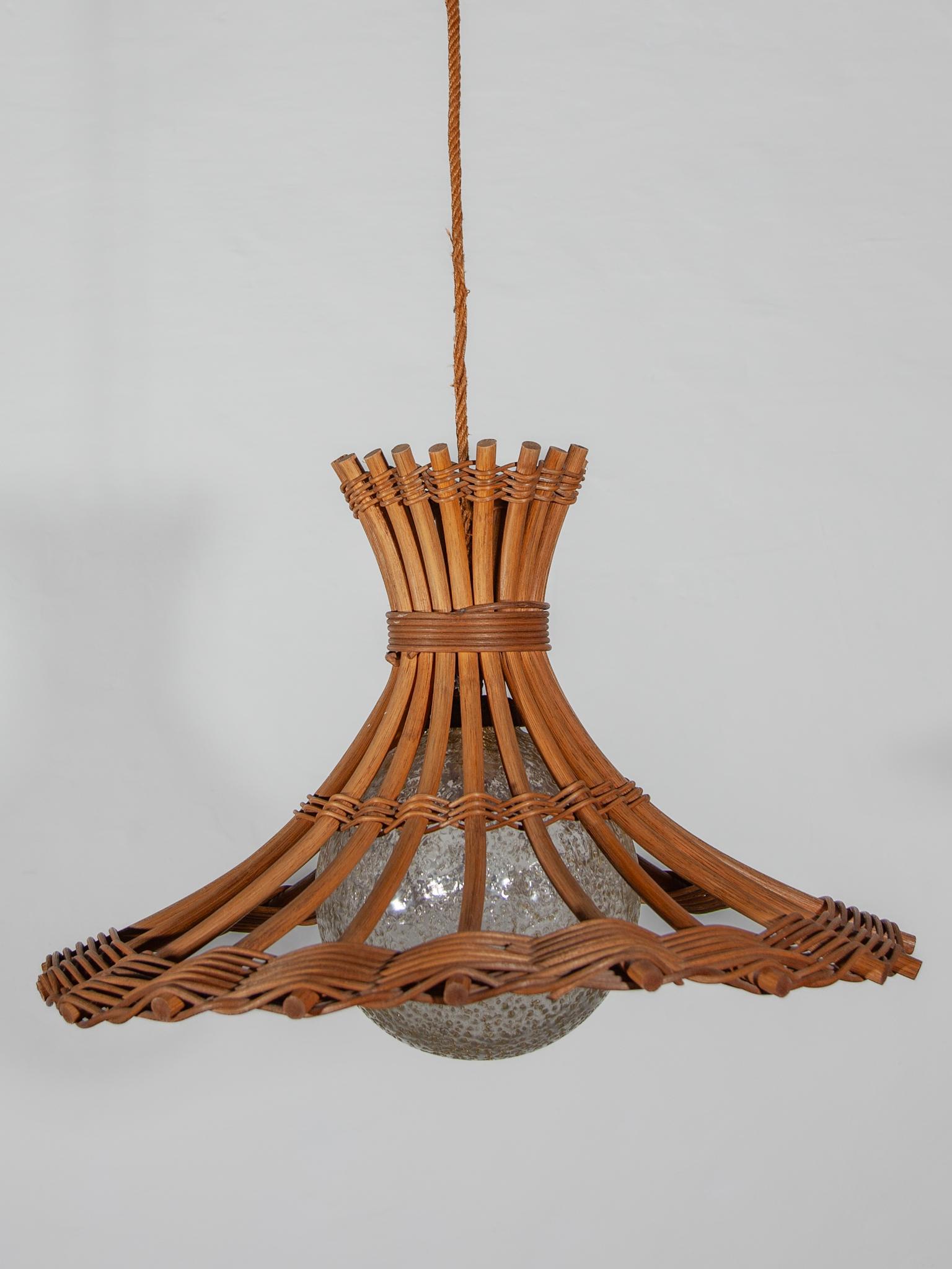 Mid-Century moderno Lanterna a sospensione in rattan e bambù Louis Sognot con globo di vetro, Francia, anni '50 in vendita