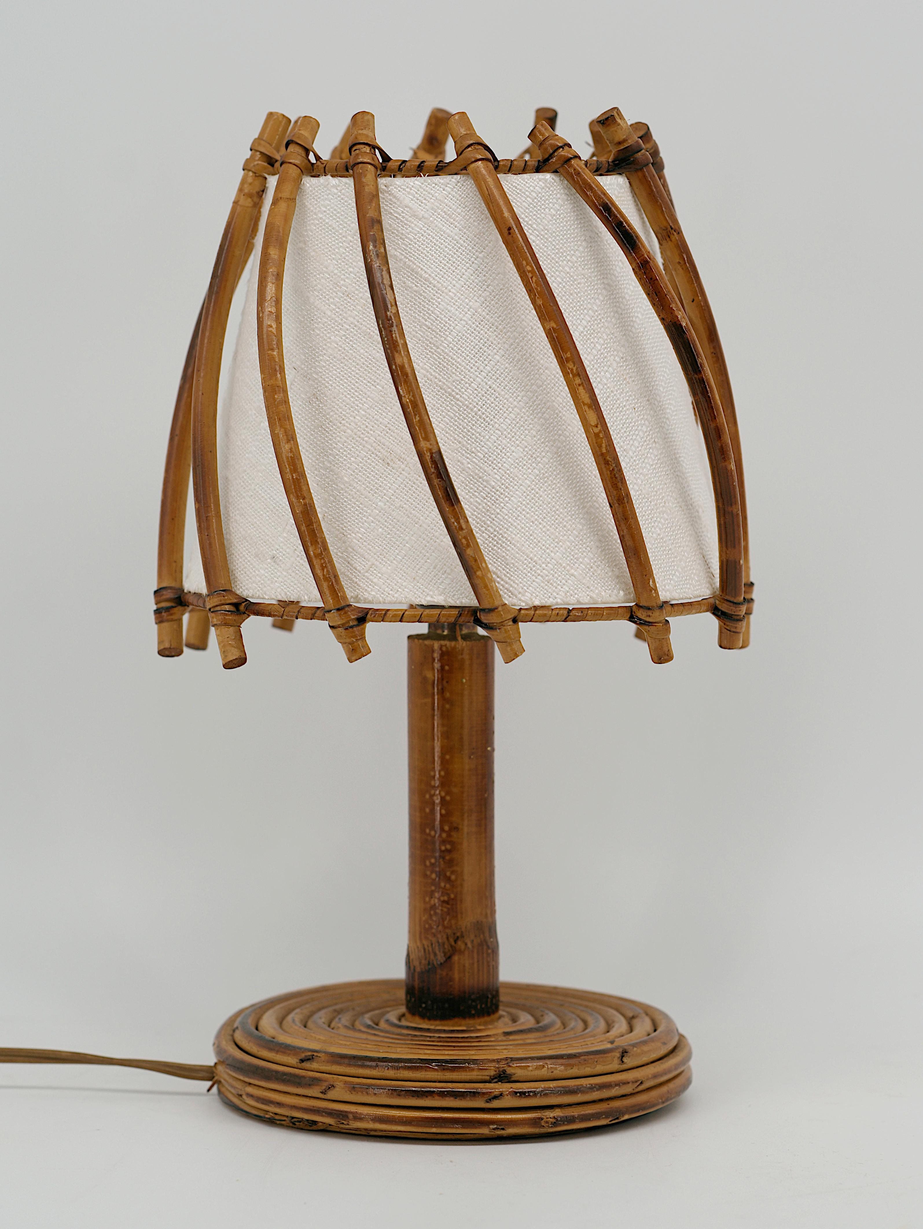 Lámpara de sobremesa de bambú de Louis SOGNOT, Francia, años 50. Esta elegante lámpara de mesa de bambú del famoso diseñador francés Louis Sognot, fabricada en los años 50, combina materiales naturales con una sensibilidad moderna de mediados de