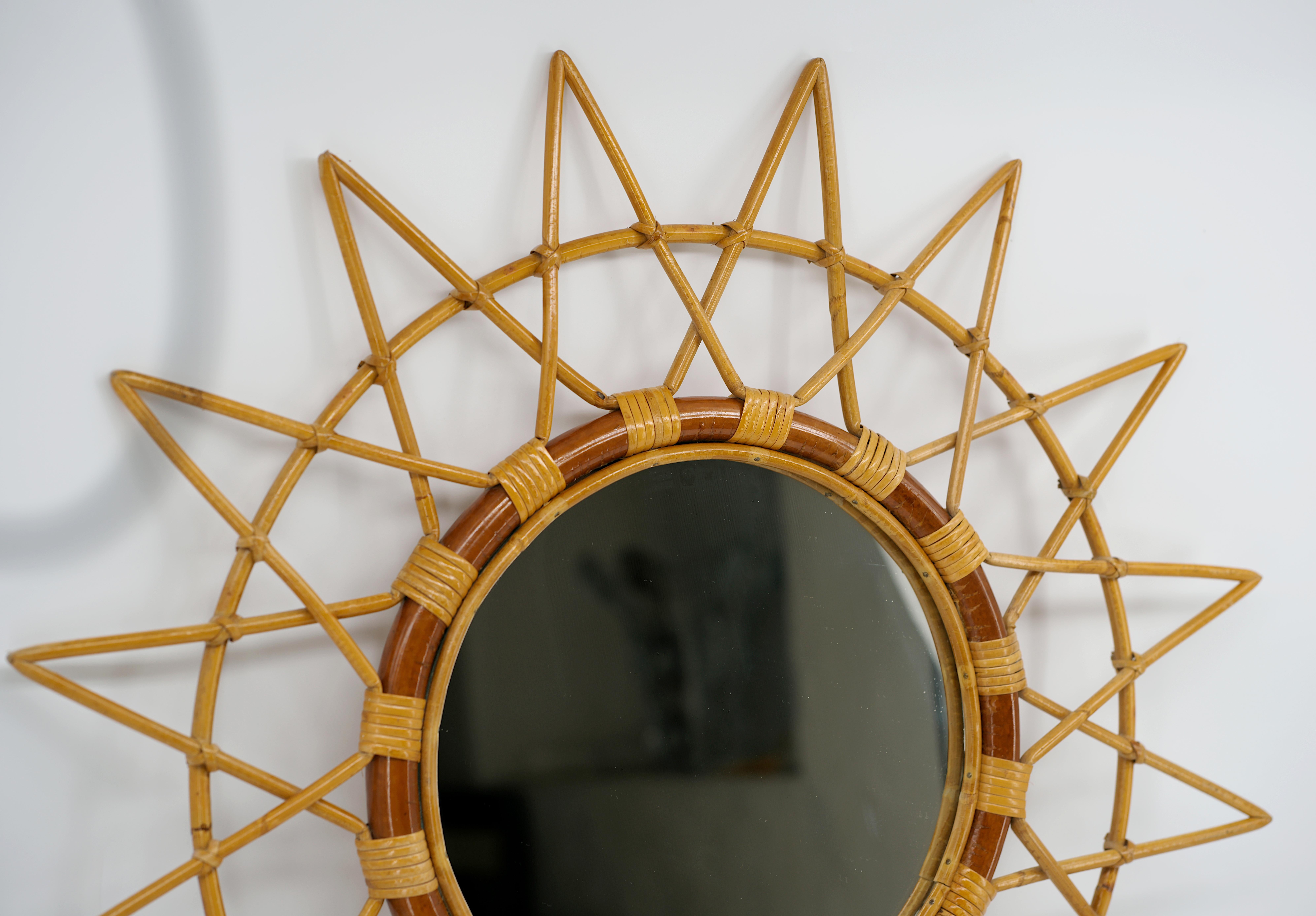 Specchio da parete in bambù di Louis Sognot, Francia, anni '50. Uno splendido specchio da parete vintage in bambù disegnato da Louis SOGNOT, realizzato negli anni '50 in Francia. Questo pezzo elegante è caratterizzato da un'armoniosa combinazione di