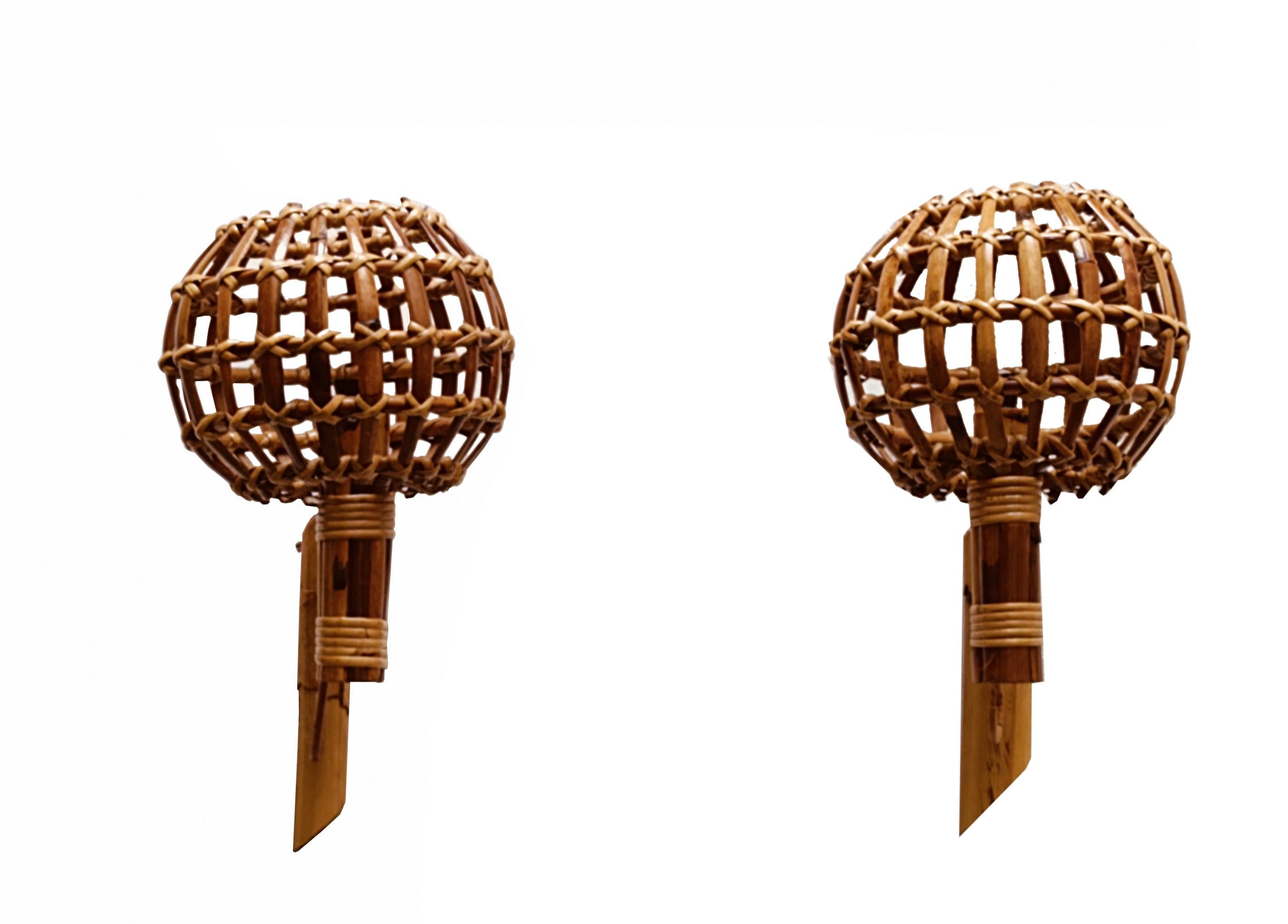 Coppia di applique “Lanterna” in rattan e bambù, attribuite a Louis Sognot.
Realizzate in Francia negli anni '60.
Un meraviglioso esempio di artigianato di metà secolo, dove bambù e rattan si fondono perfettamente.
Louis Sognot era un designer