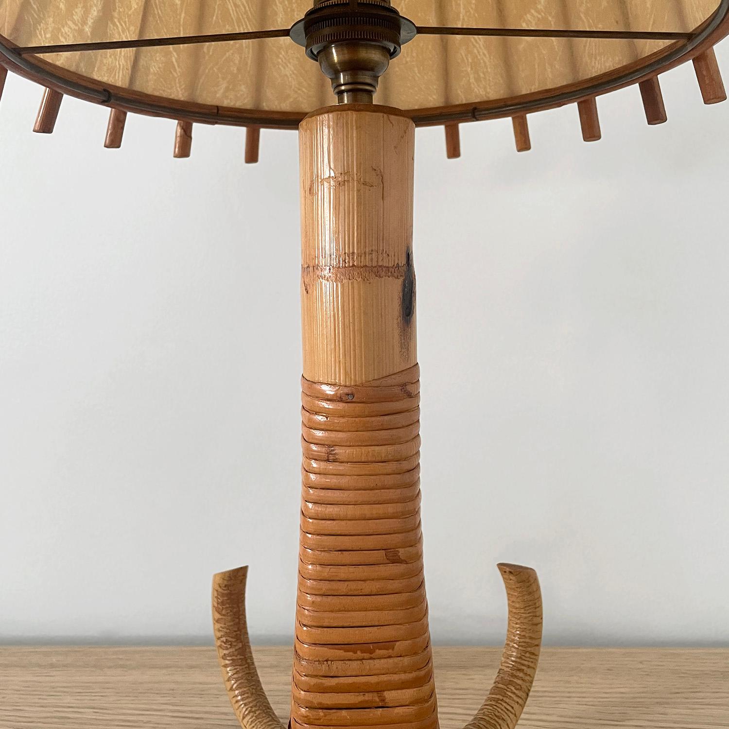 Milieu du XXe siècle Lampe de table française Louis Sognot en bambou et rotin en vente