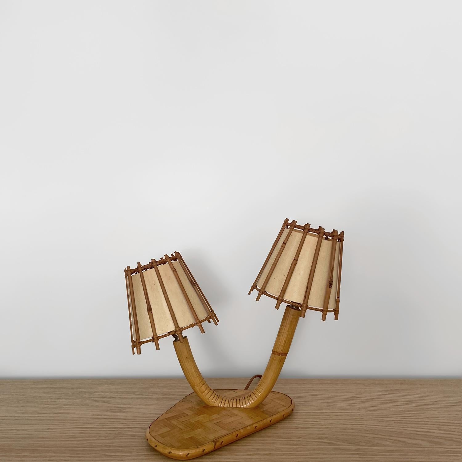Lámpara de mesa francesa Louis Sognot de ratán y bambú de doble luz Francés en venta