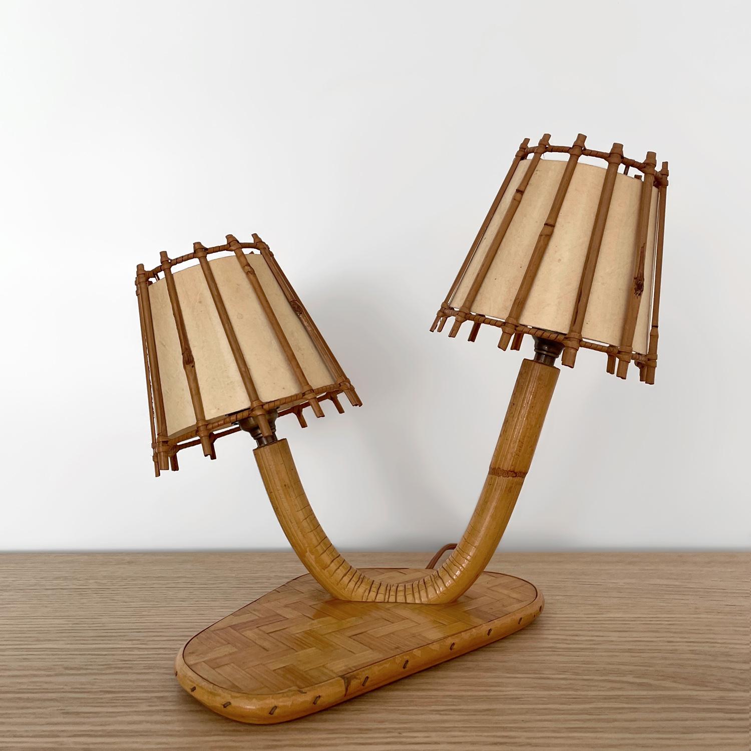 Lámpara de mesa francesa Louis Sognot de ratán y bambú de doble luz en Bueno estado para la venta en Los Angeles, CA