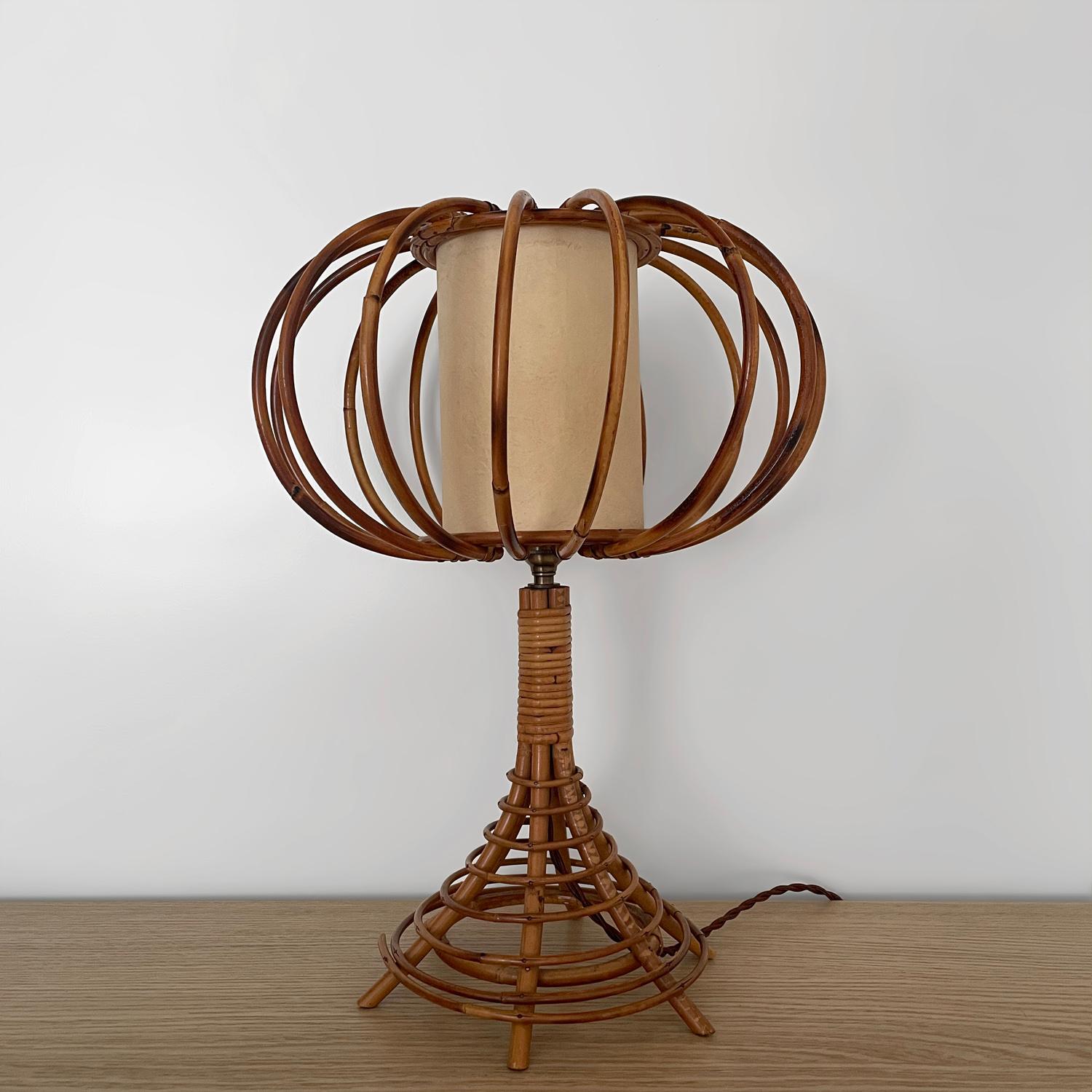 Lampe à poser en rotin Louis Sognot
France, vers 1960
Pièce artisanale fabriquée à la main
Cette lampe est pleine de caractère et de charme
Le grand abat-jour en rotin repose sur une base en rotin sculptée avec des détails en spirale.
Variations
