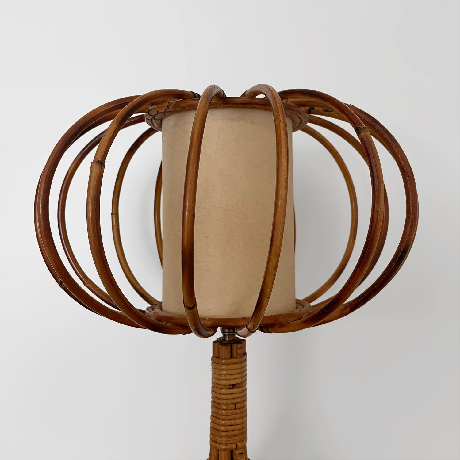 Français Lampe de table tour en rotin français Louis Sognot en vente