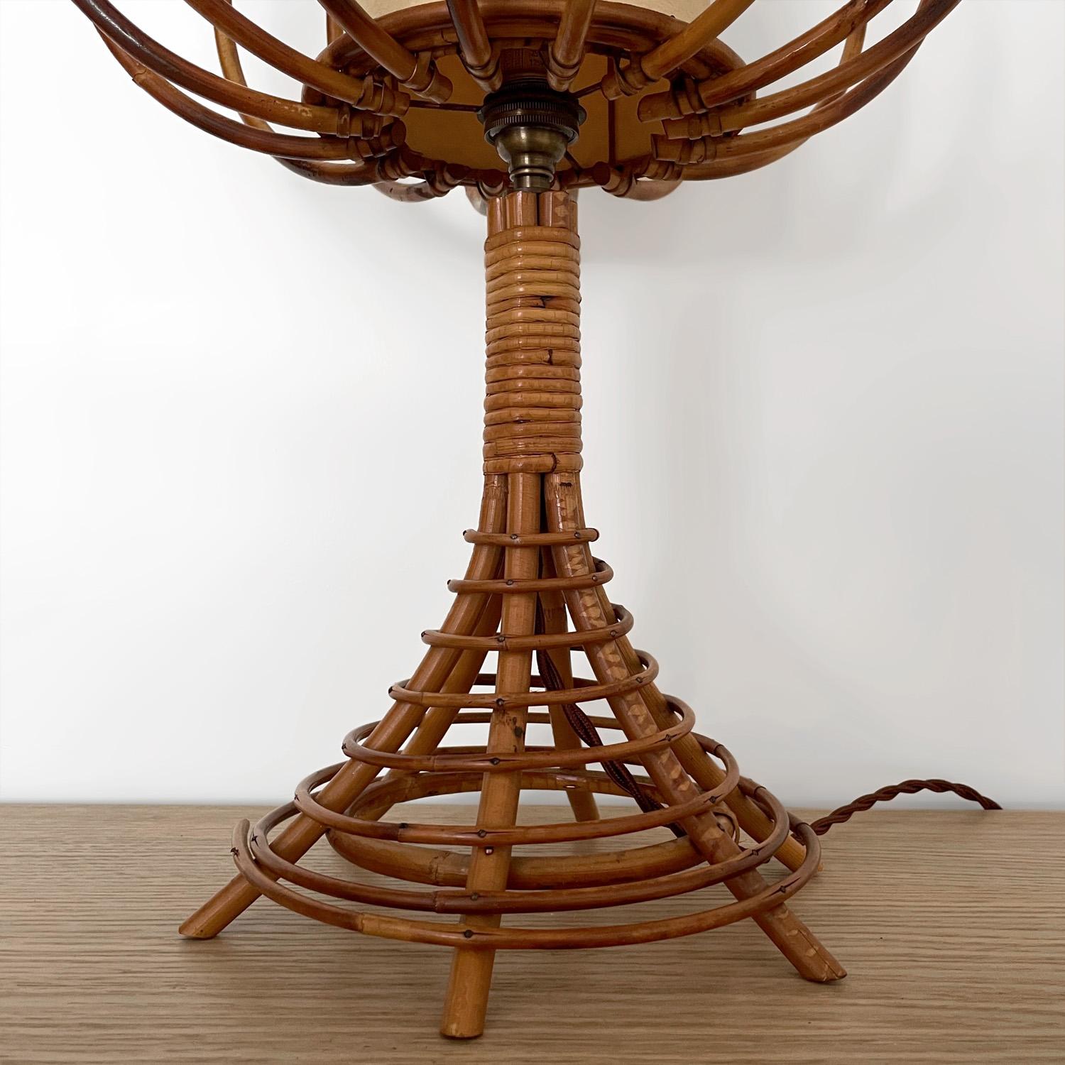 Lampe de table tour en rotin français Louis Sognot Bon état - En vente à Los Angeles, CA