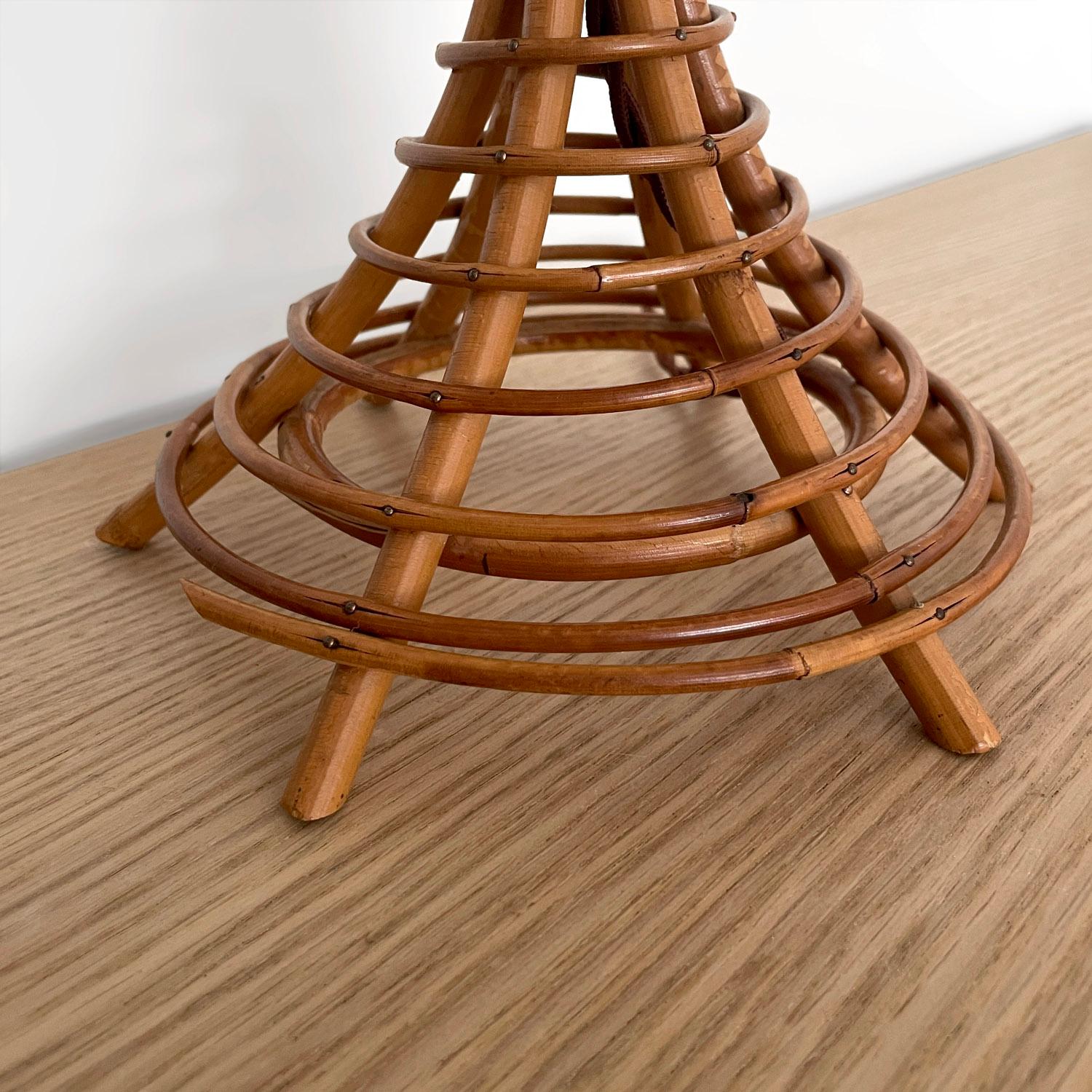 Milieu du XXe siècle Lampe de table tour en rotin français Louis Sognot en vente