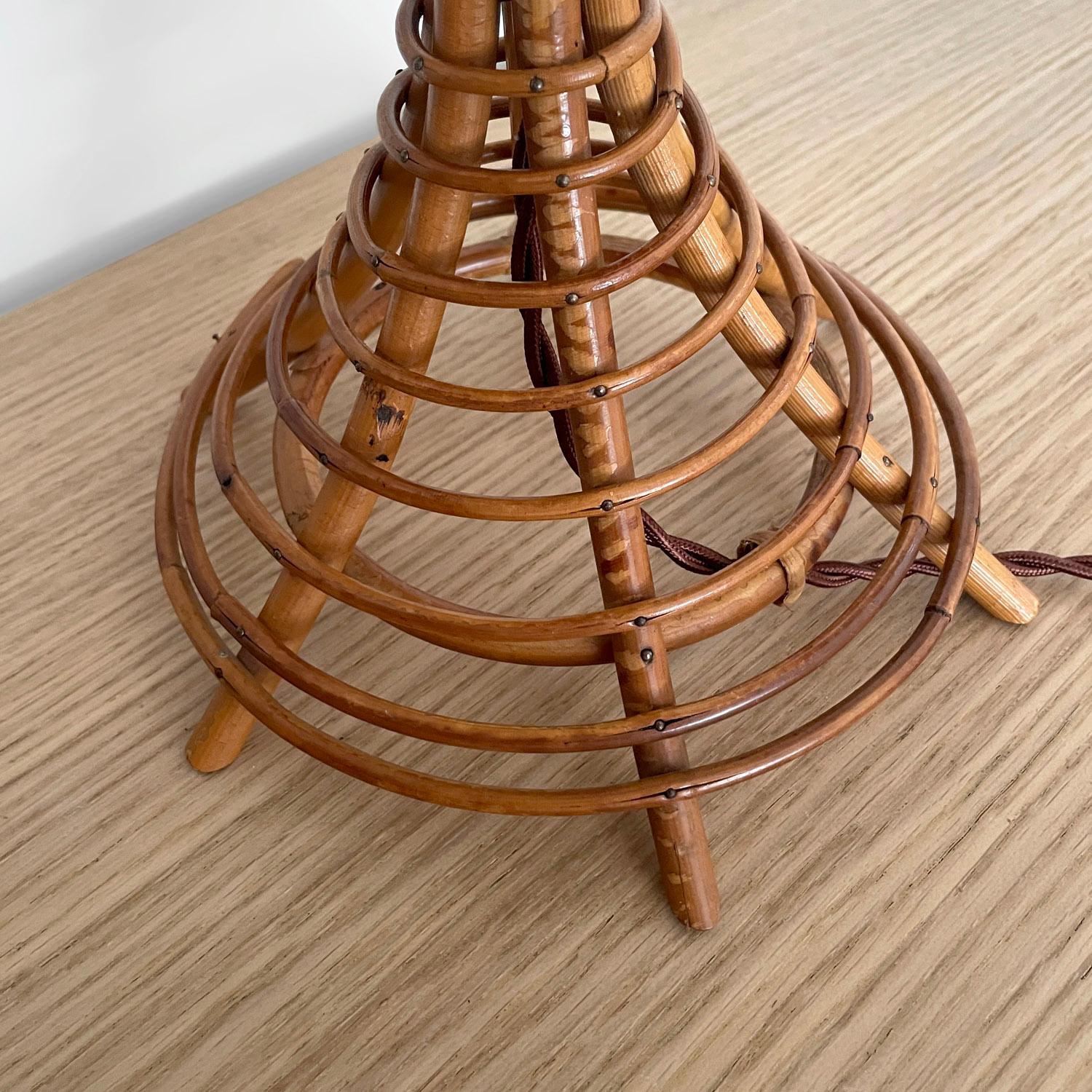 Lampe de table tour en rotin français Louis Sognot en vente 1