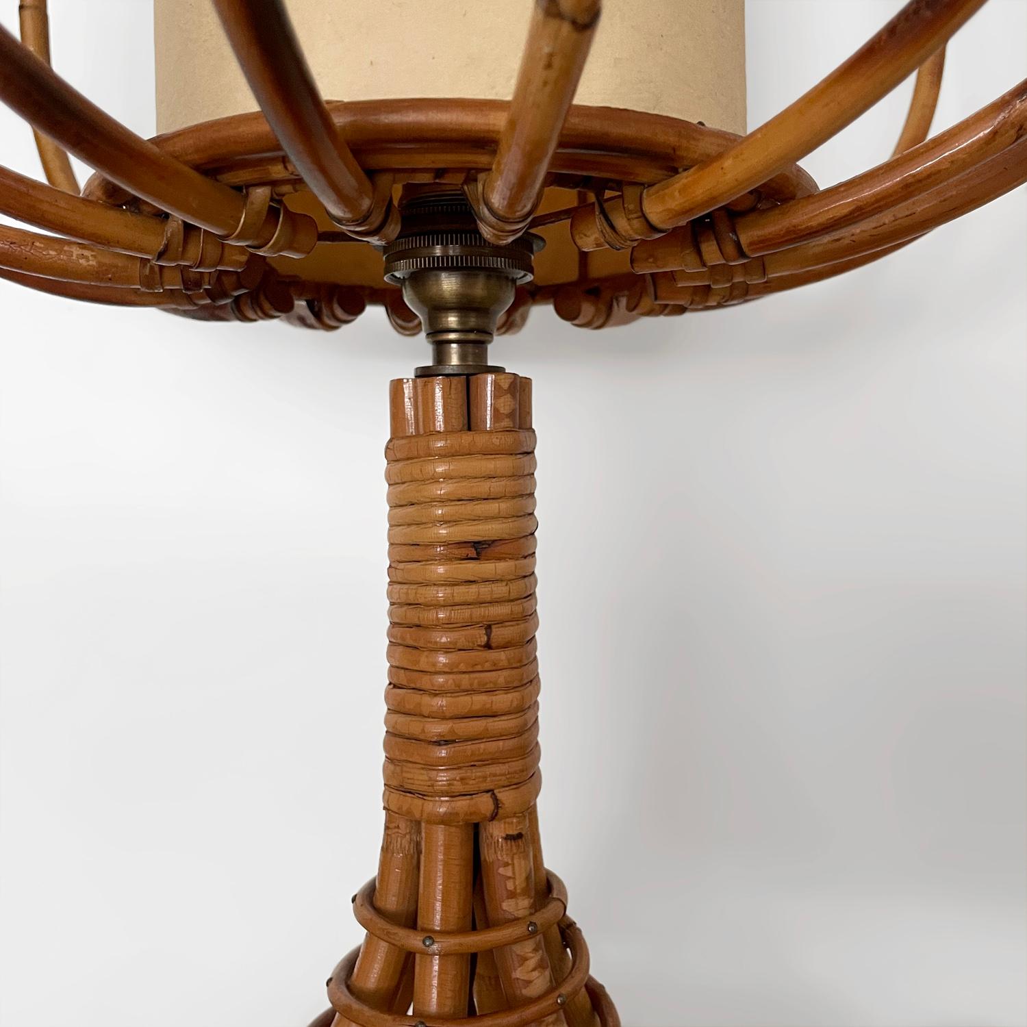 Lampe de table tour en rotin français Louis Sognot en vente 2