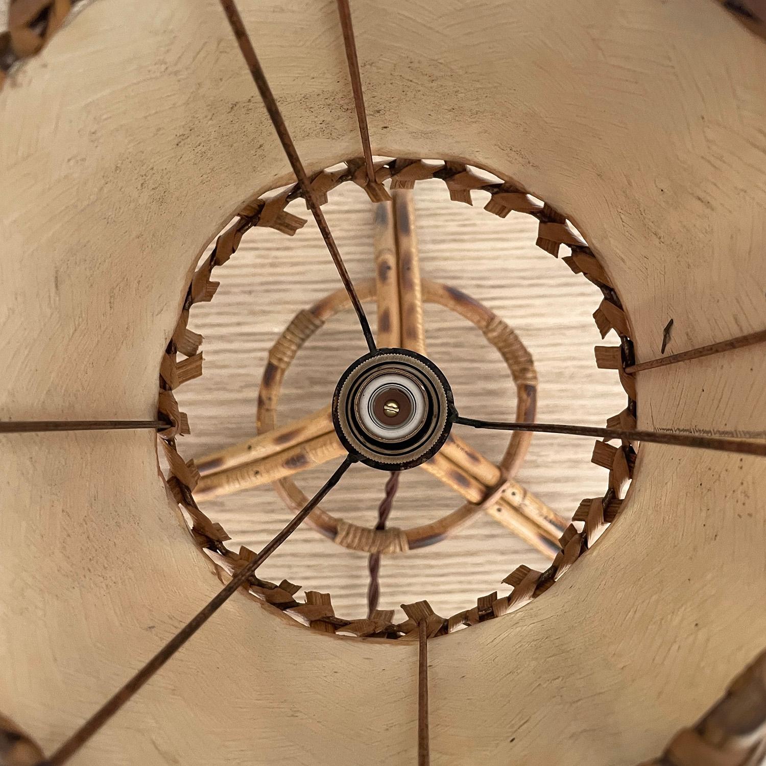 Lampe tripode en rotin français Louis Sognot, recâblée pour les États-Unis en vente 5