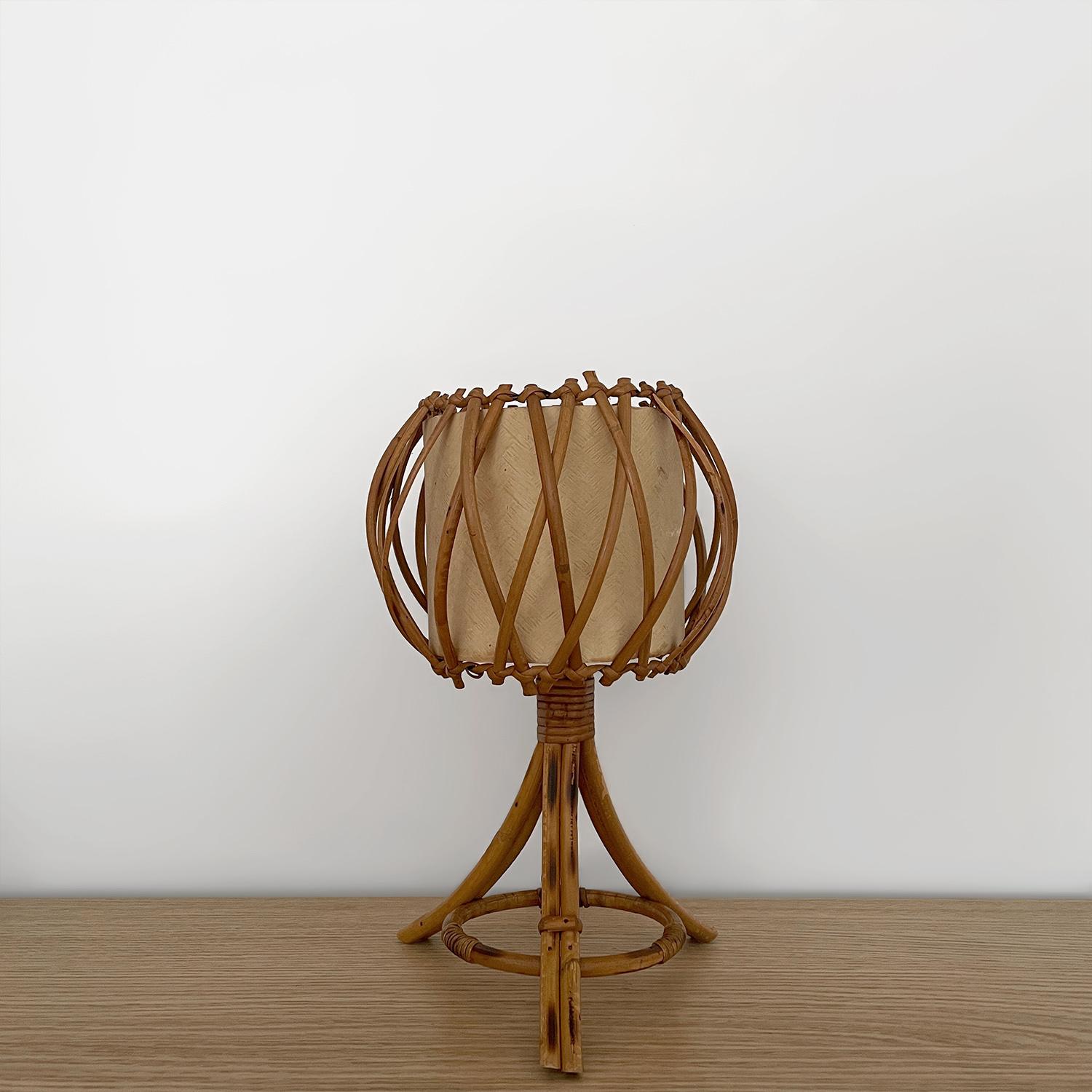 Lampe tripode en rotin Louis Sognot
France, années 1960
Pièce artisanale fabriquée à la main
Cette petite lampe de table est pleine de caractère et de charme
Abat-jour unique en forme d'orbe, composé de roseaux entrecroisés et tissés de manière