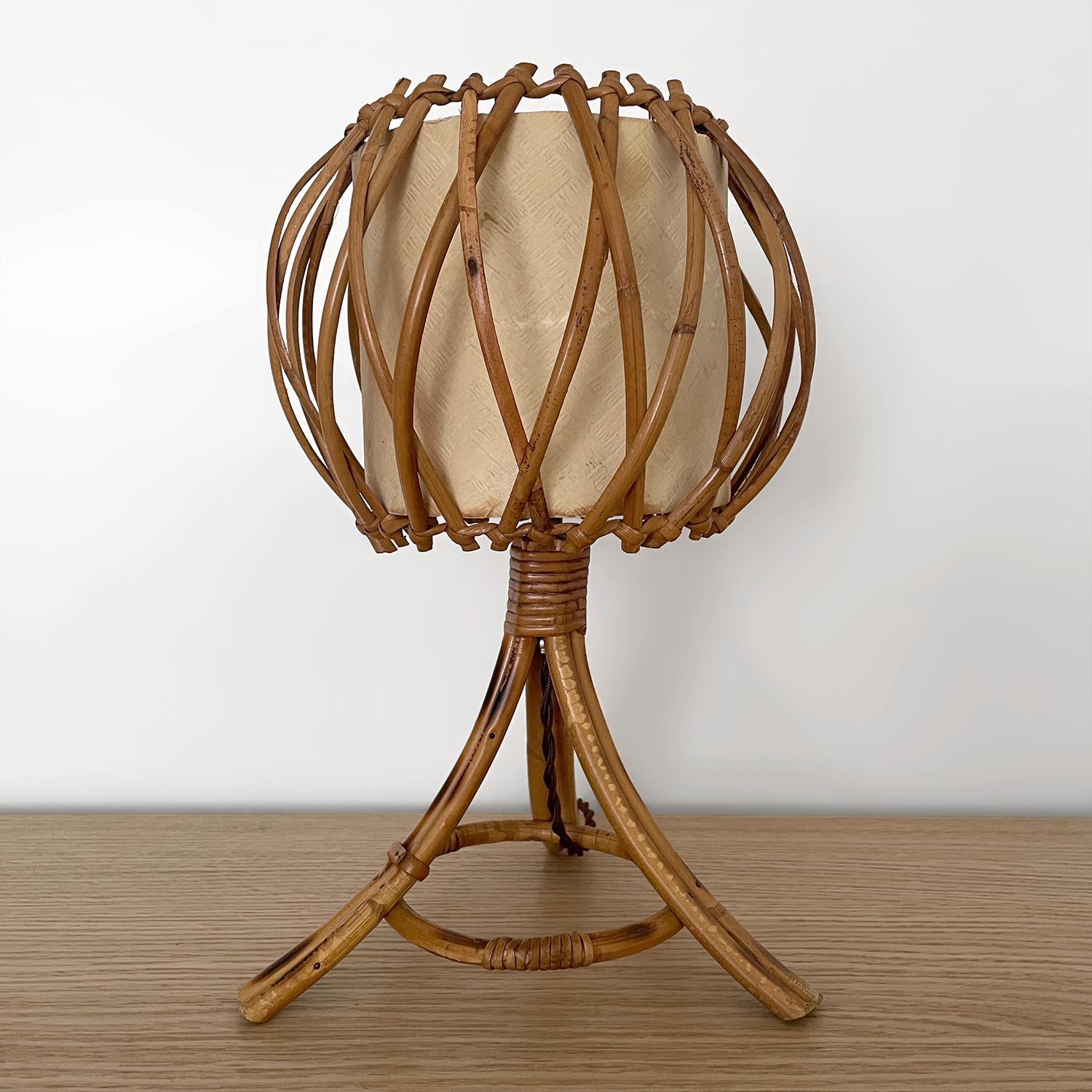 Lampe tripode en rotin français Louis Sognot, recâblée pour les États-Unis Bon état - En vente à Los Angeles, CA