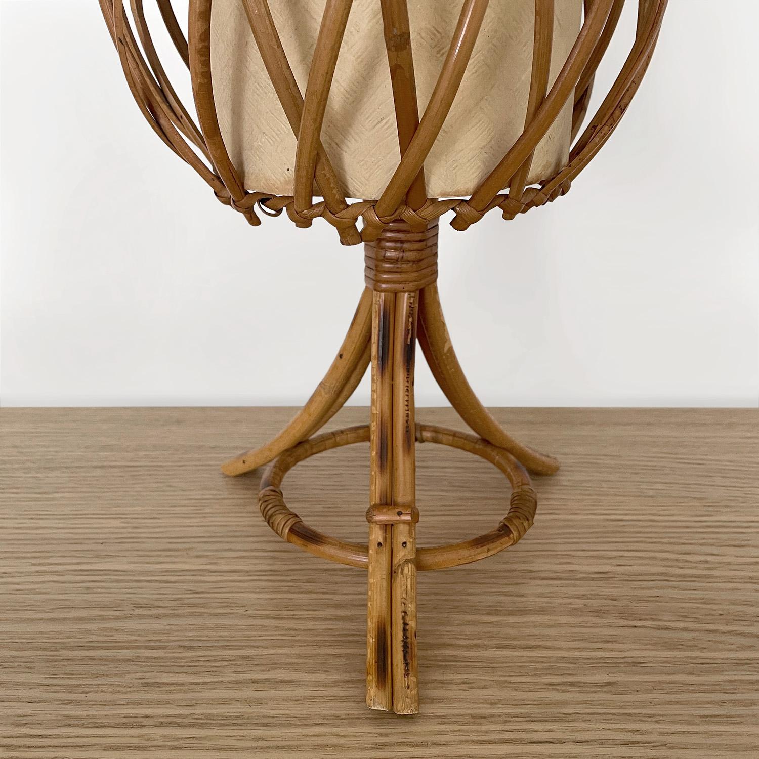 Lampe tripode en rotin français Louis Sognot, recâblée pour les États-Unis en vente 1