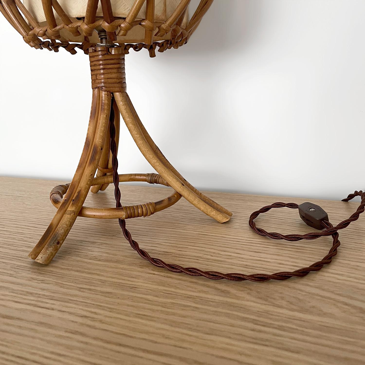 Lampe tripode en rotin français Louis Sognot, recâblée pour les États-Unis en vente 2