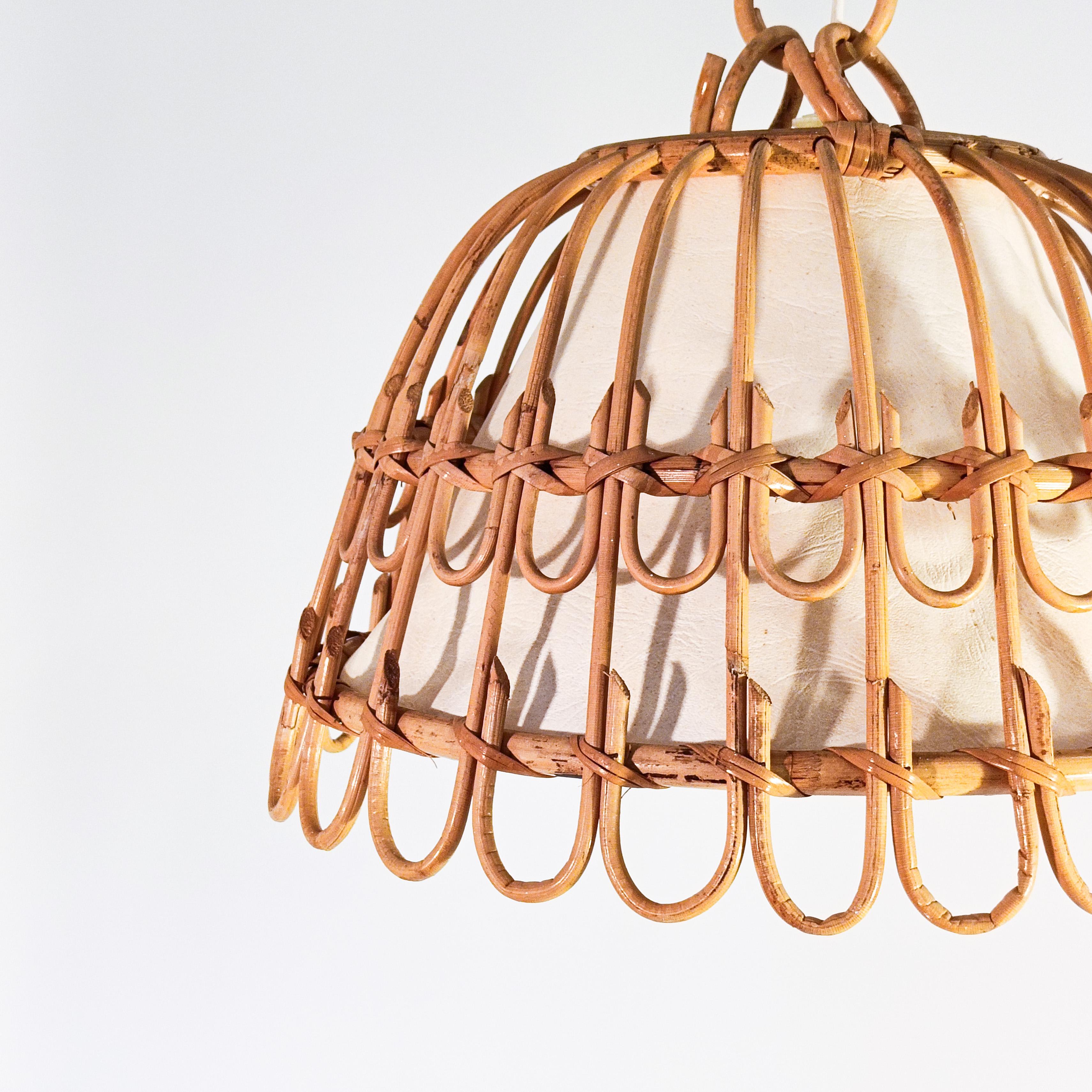 Lampada a sospensione in stile Tiki disegnata dall'architetto Louis Sognot, Italia, anni '60. Struttura in canna e rattan con paralume in carta dura. Stile Safari, Costa Azzurra e tiki, molto popolare negli anni '60 e '70.
Per una lampadina E27.