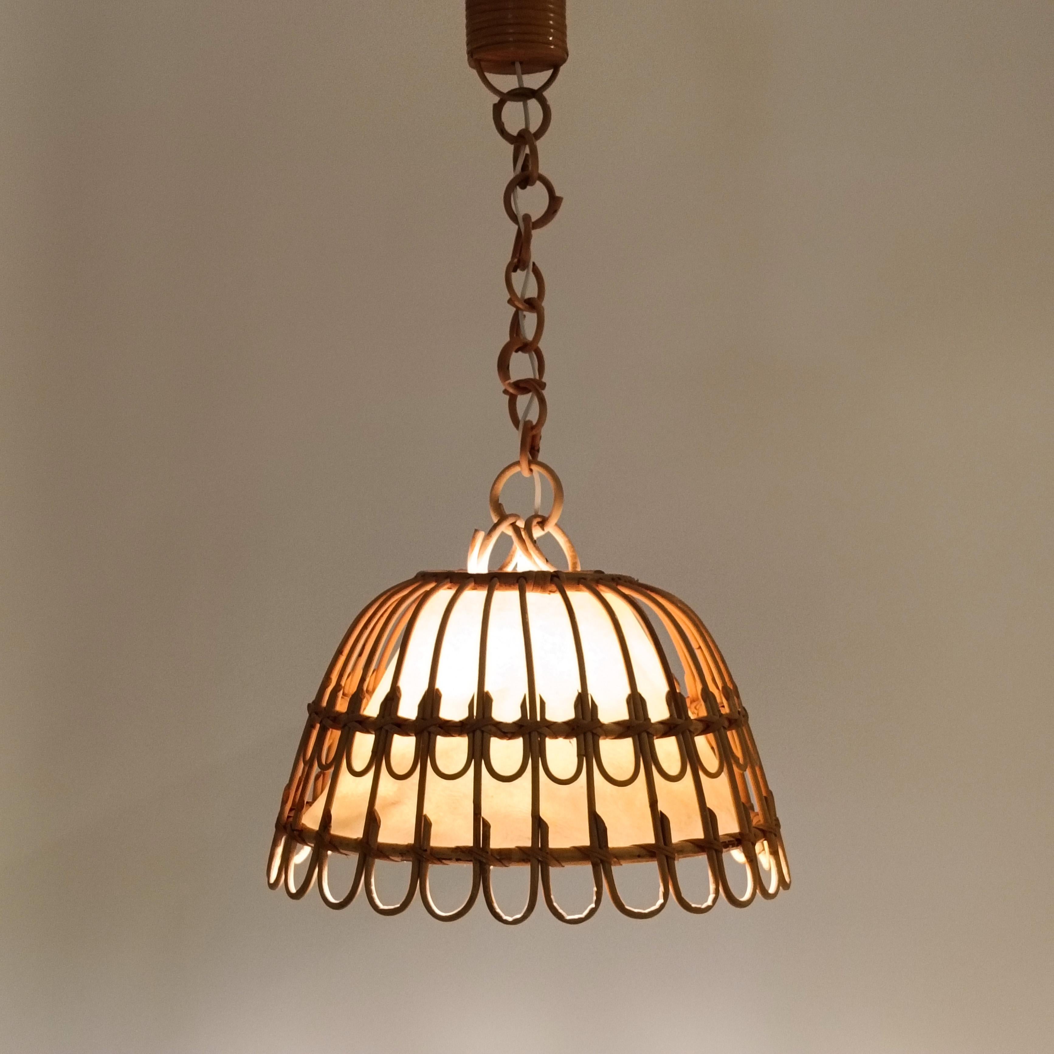Mid-Century moderno Louis Sognot. Lampada a sospensione in canna della Costa Azzurra, Italia, anni '60 in vendita