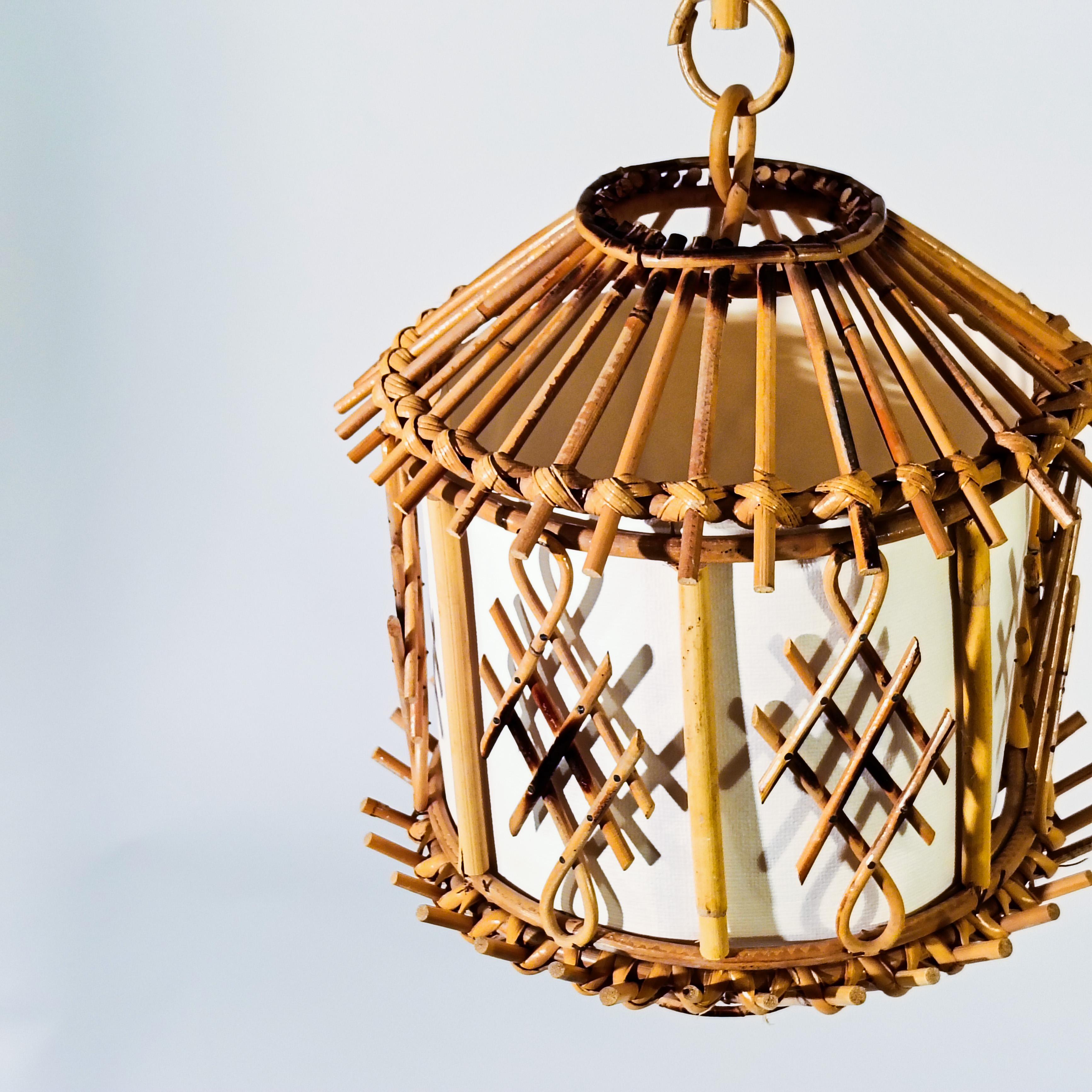 Lampe suspendue de style Riviera française par Louis Sognot, Italie, années 1960. Fabriqué en canne et en rotin séché au feu, avec un diffuseur intérieur en papier dur texturé beige. Style safari, Mid-Century, Côte d'Azur et tiki, très populaires