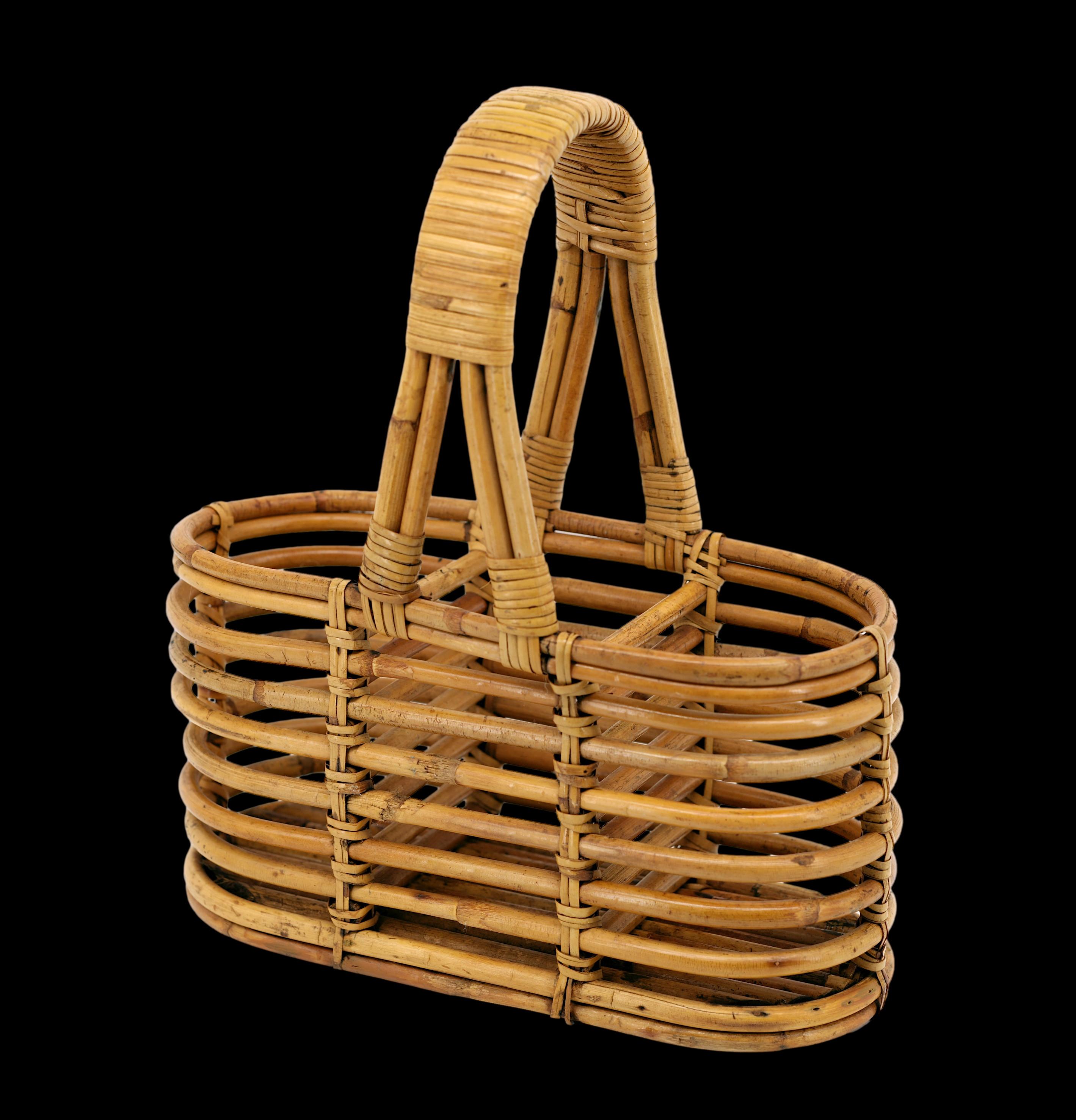 Flaschenhalter aus Bambus im Stil von Louis Sognot, Frankreich, 1950er Jahre. Dieser Flaschenhalter aus Bambus und Rattan ist ein wunderschönes Designstück aus der Mitte des Jahrhunderts, inspiriert von der Arbeit des bekannten französischen