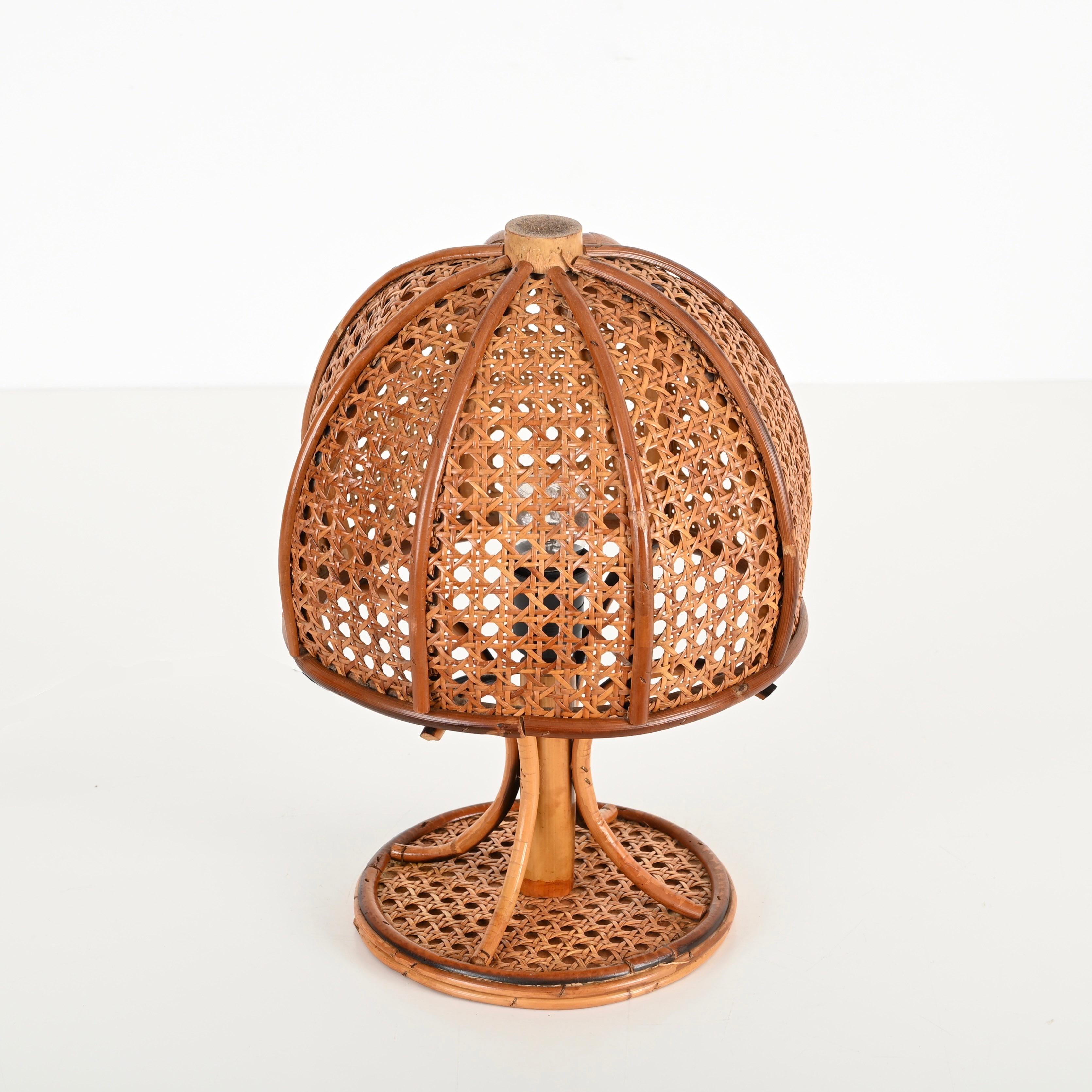 Italiano Lampada da tavolo grande in bambù, rattan e paglia di Vienna, Louis Sognot, Italia, anni '60 in vendita