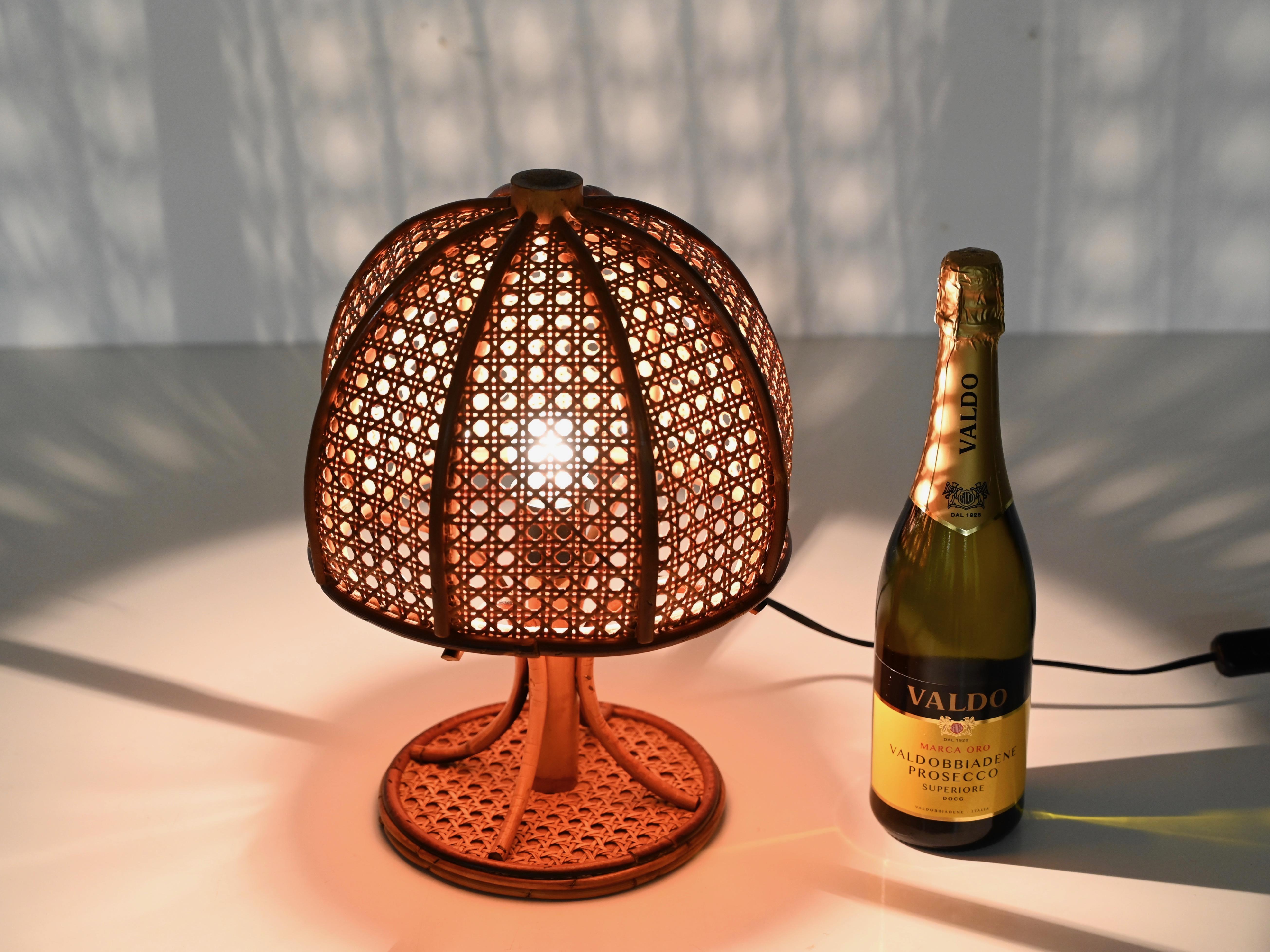 Fatto a mano Lampada da tavolo grande in bambù, rattan e paglia di Vienna, Louis Sognot, Italia, anni '60 in vendita