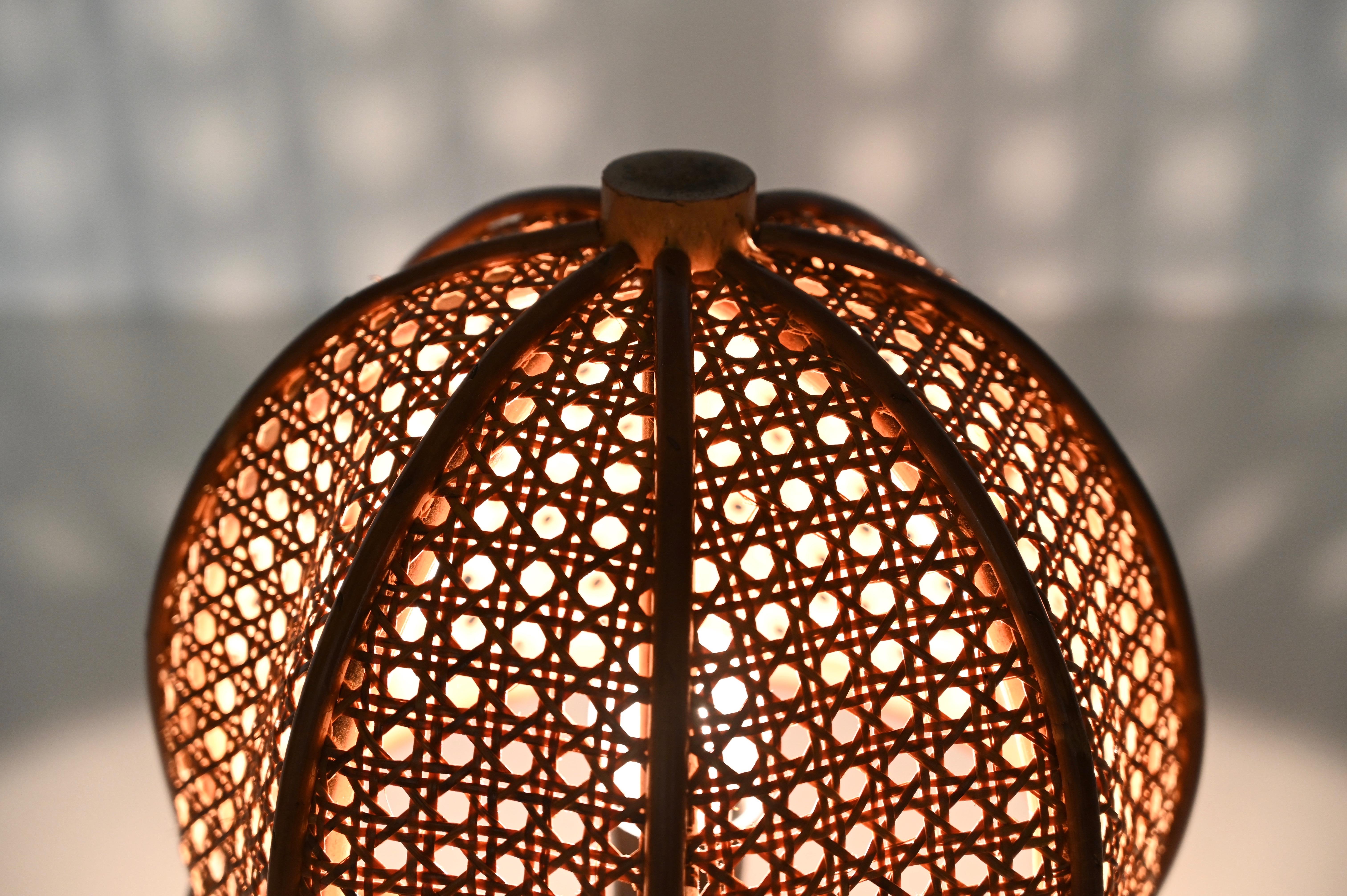 Lampada da tavolo grande in bambù, rattan e paglia di Vienna, Louis Sognot, Italia, anni '60 In condizioni buone in vendita a Roma, IT