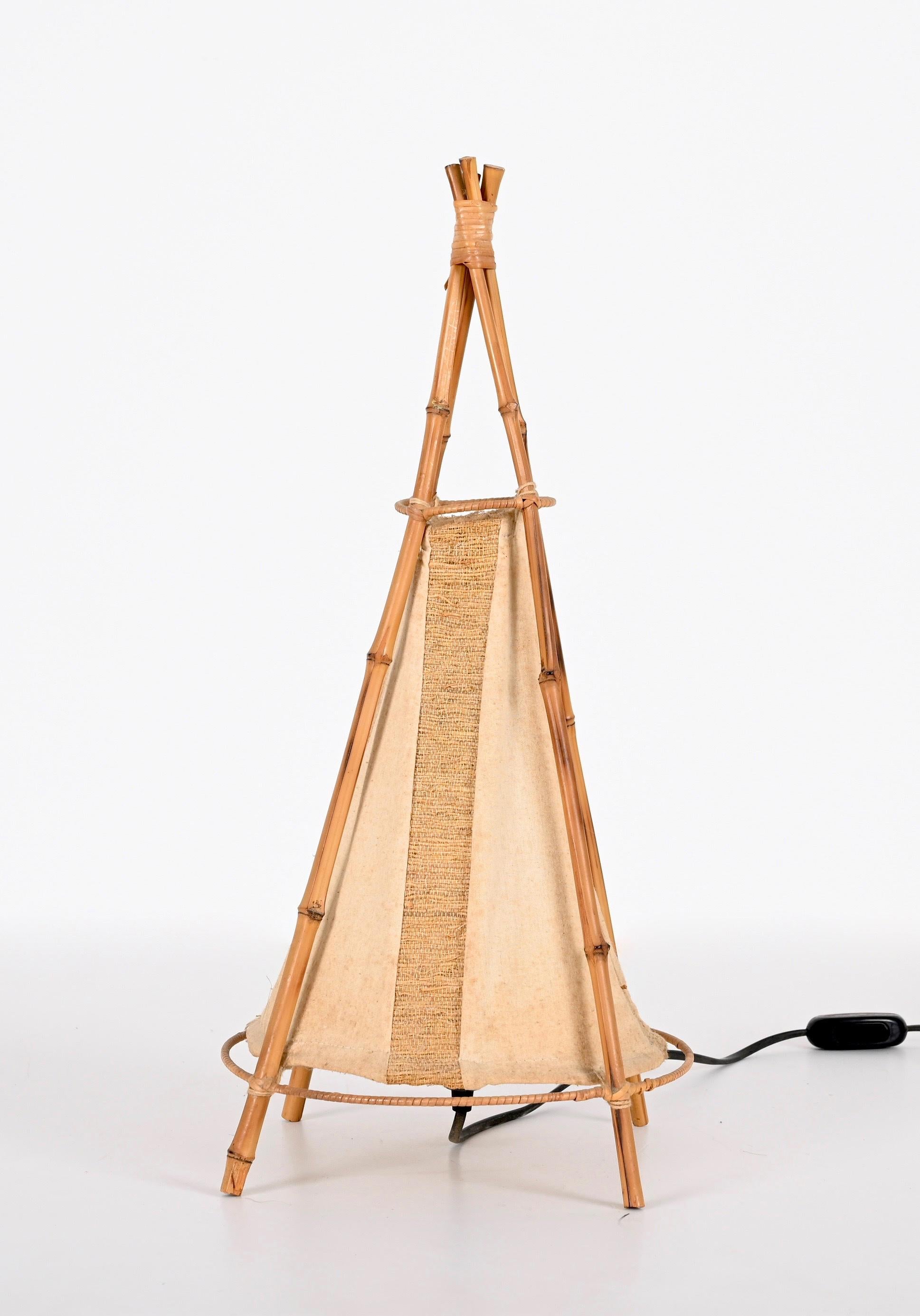 Wonderful mid-century American Indian tent-shaped table lamp in bamboo and rattan. This excellent piece was made in Italy during the 1960s in the style of Louis Sognot.

The outer structure is made up of four bamboo and rattan bamboo stems that