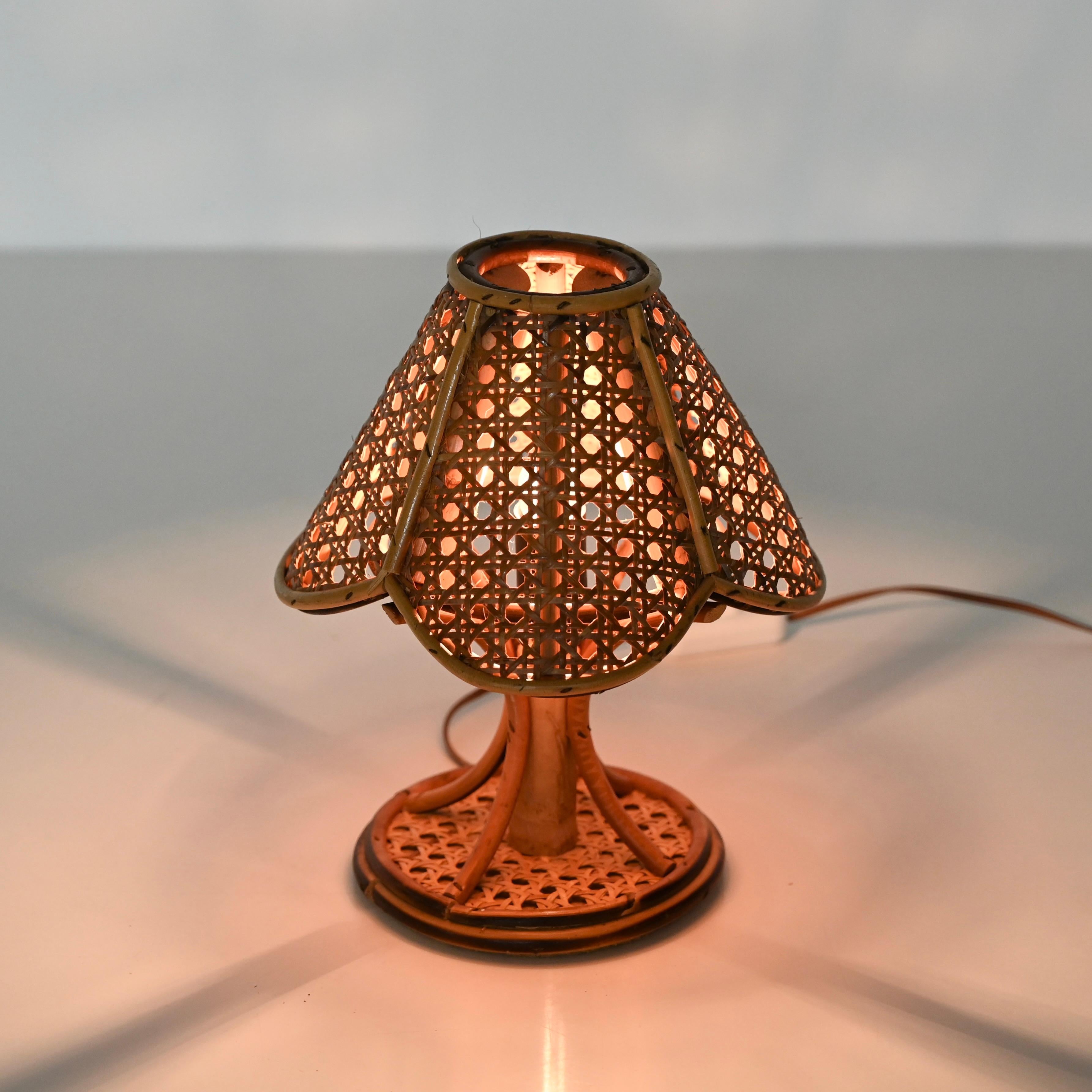 Superbe paire de lampes de table de style Côte d'Azur entièrement fabriquées en bambou, rotin courbé et paille de Vienne. Cette jolie lampe de table organique a été fabriquée en Italie dans les années 1960, clairement dans le style de Louis Sognot.