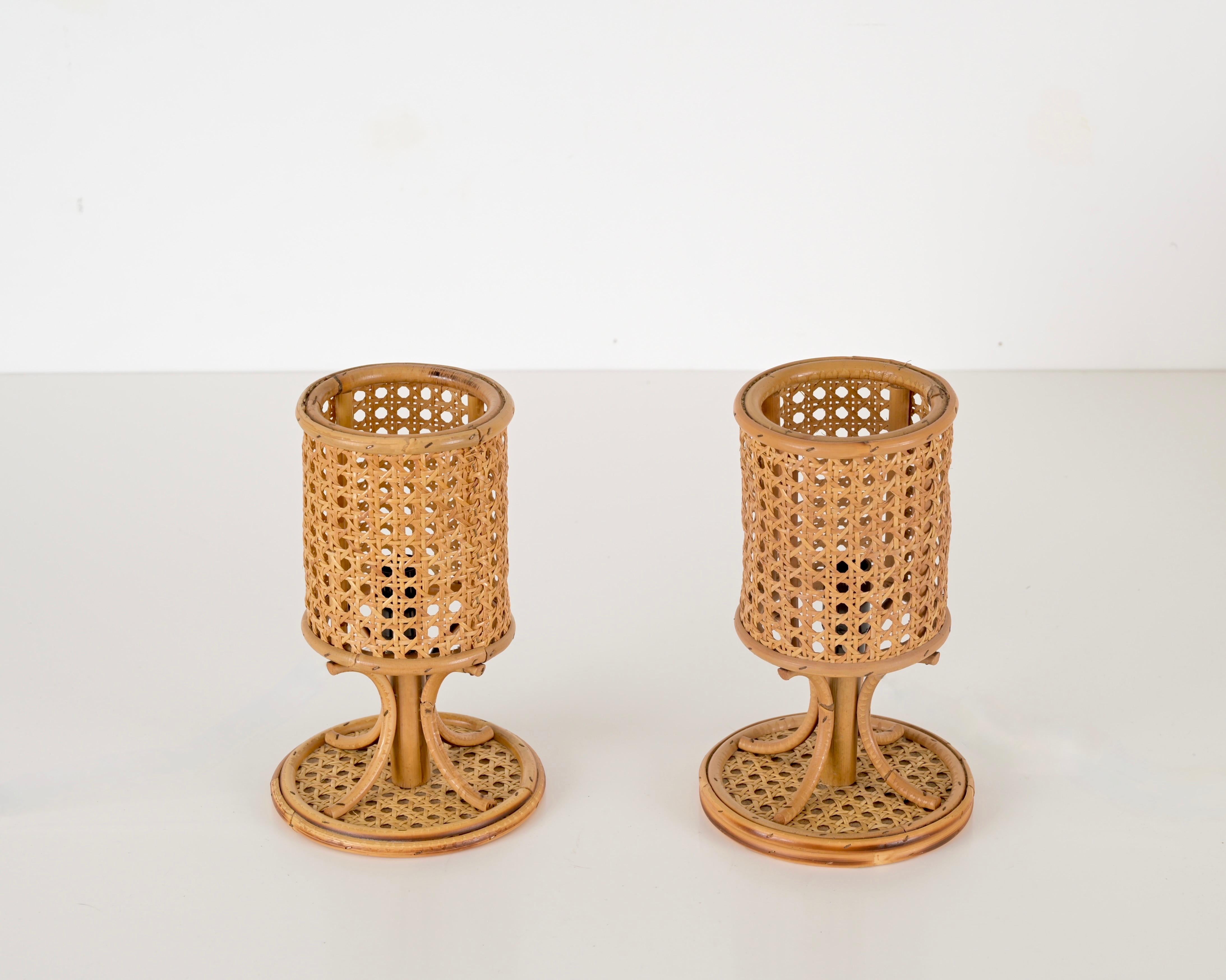 Lovely pair of round table lamp in curved rattan and hand-woven Vienna straw. These delightful French Riviera lamps were made in France during the 1960s and are attributed to Louis Sognot. 

The lamps feature a clear example of '60s craftsmanship