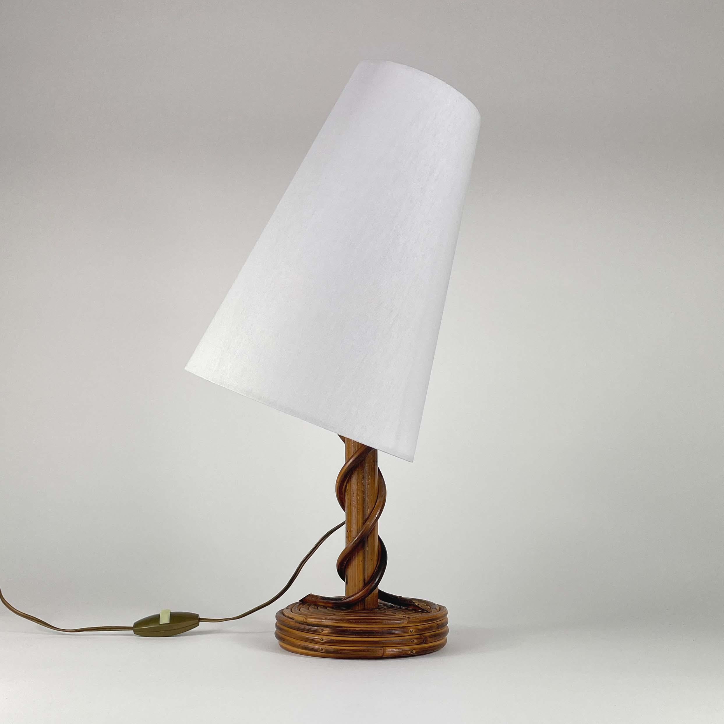 Louis SOGNOT Lampe de table en rotin et tissu de bambou, France années 1950 en vente 2