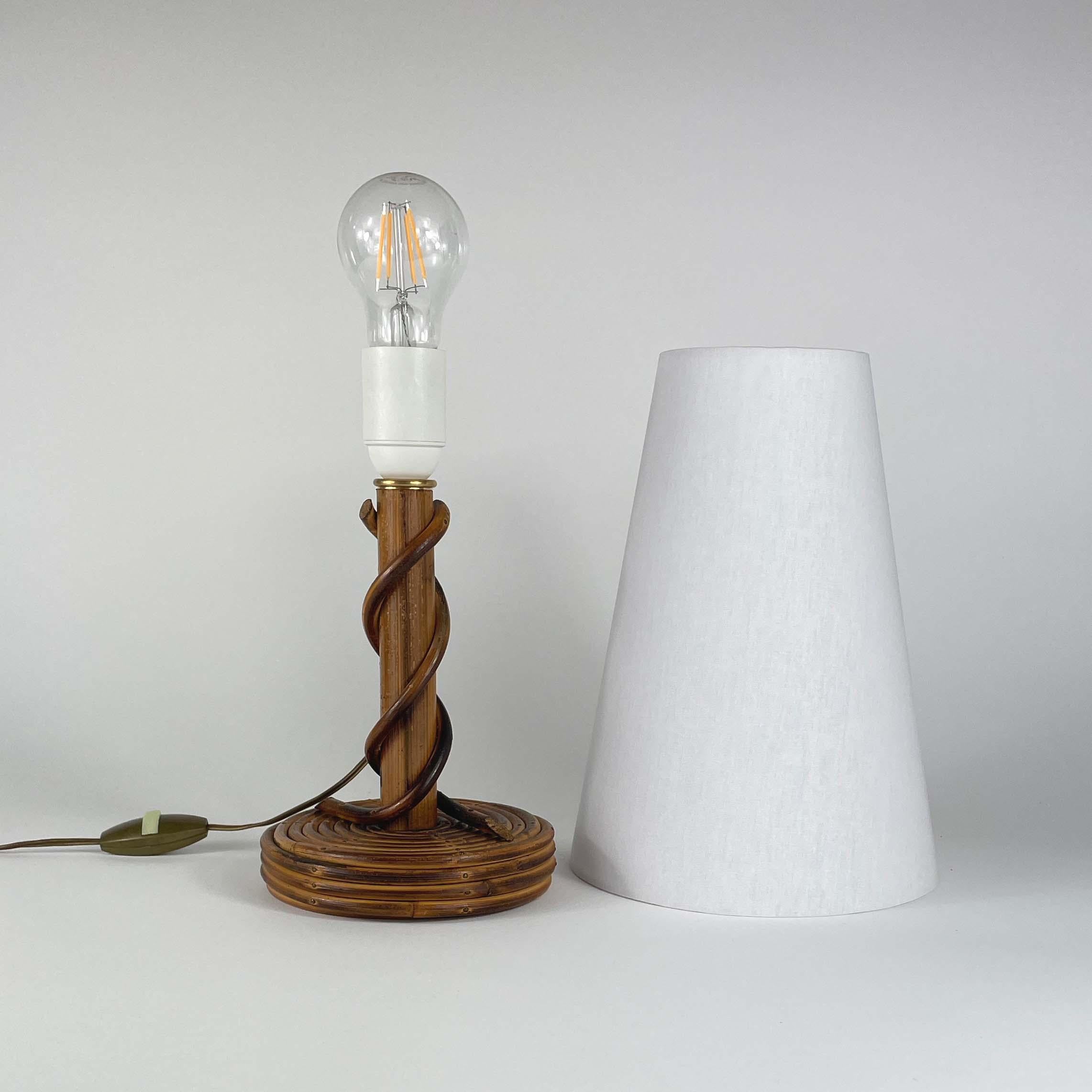Louis SOGNOT Lampe de table en rotin et tissu de bambou, France années 1950 en vente 4