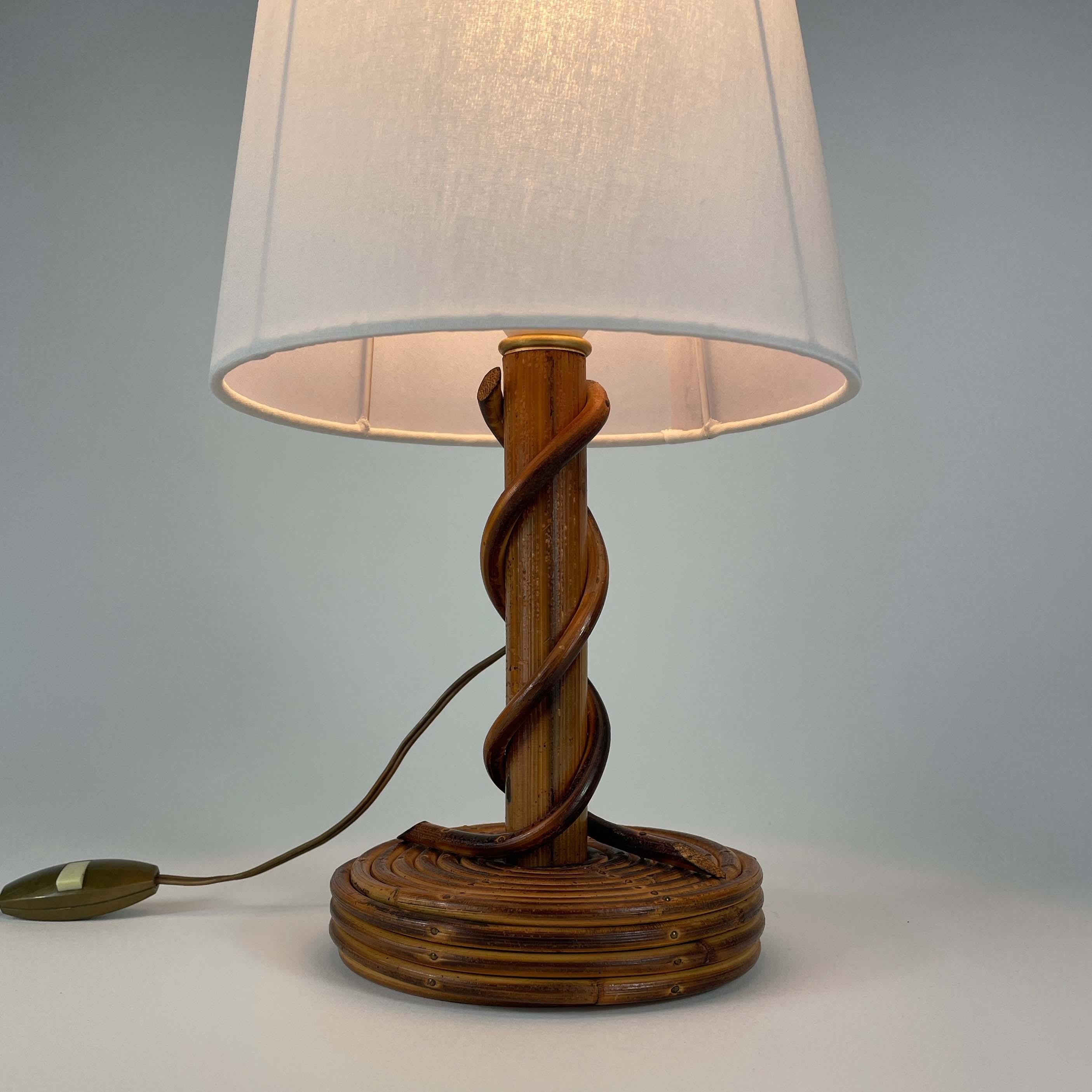 Français Louis SOGNOT Lampe de table en rotin et tissu de bambou, France années 1950 en vente
