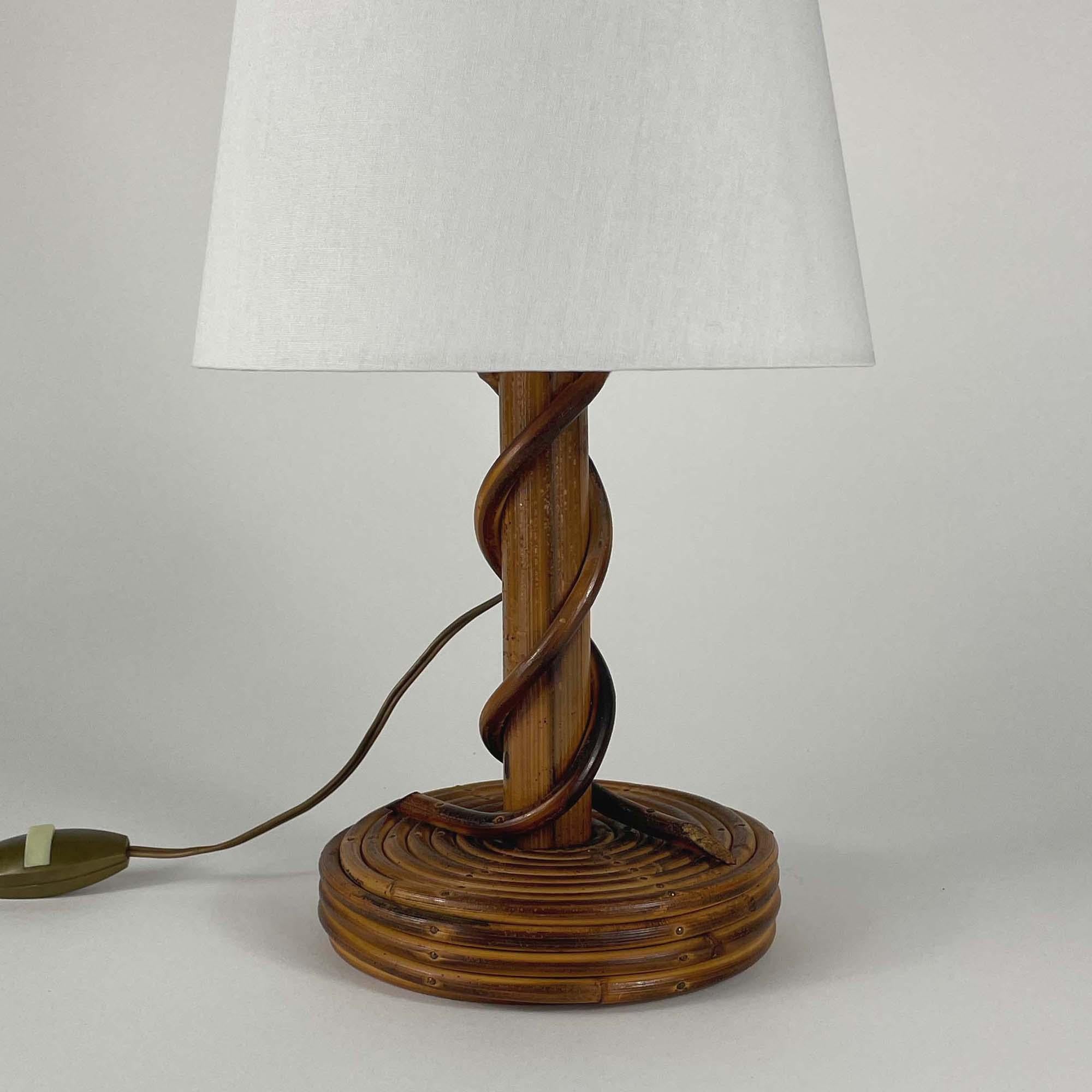 Milieu du XXe siècle Louis SOGNOT Lampe de table en rotin et tissu de bambou, France années 1950 en vente