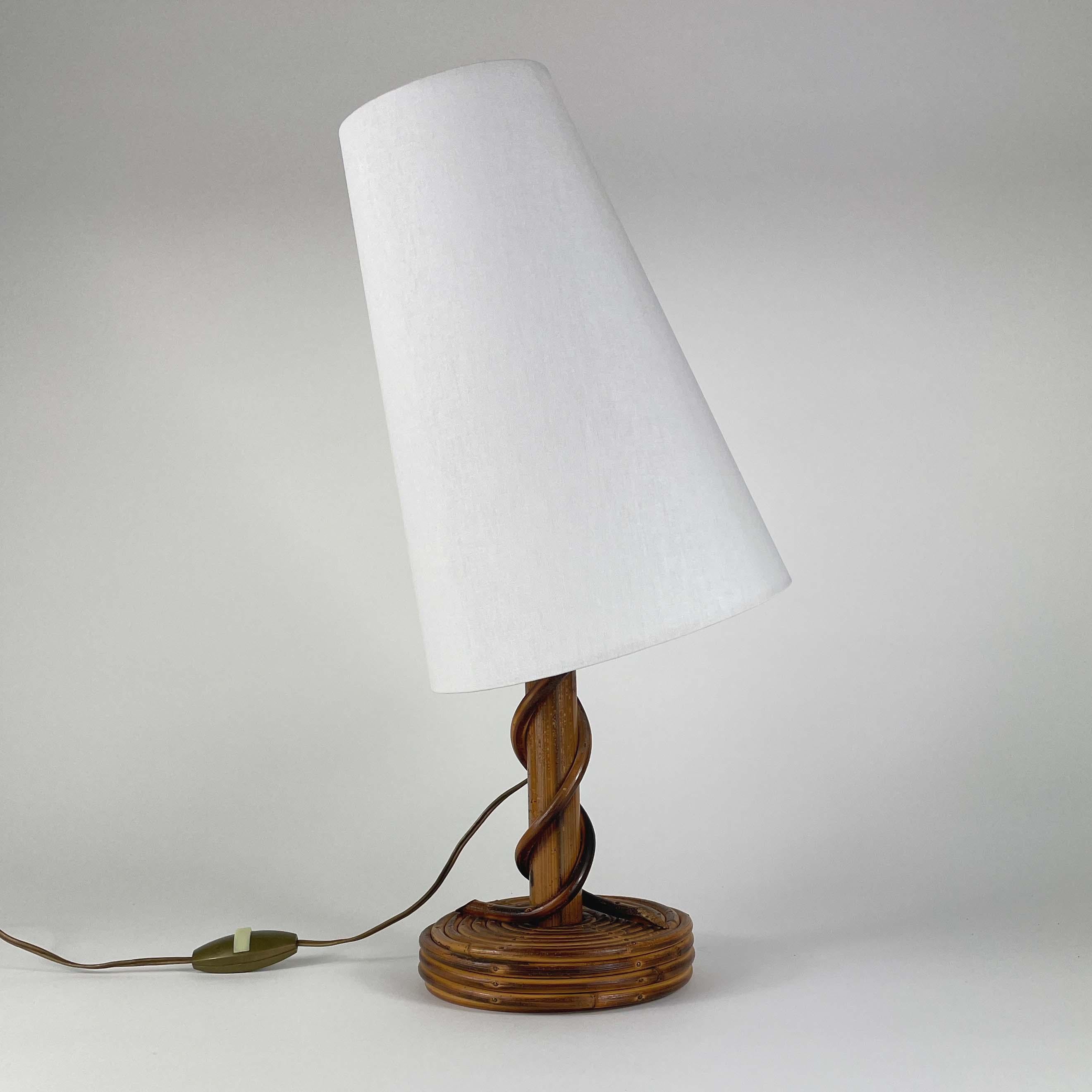 Louis SOGNOT Lampe de table en rotin et tissu de bambou, France années 1950 en vente 1