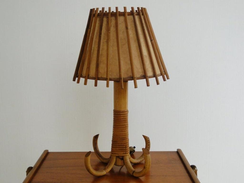 Louis Sognot Französisch Mitte des Jahrhunderts Rattan-Lampe.
handgefertigt.
Der Lampenschirm ist aus Rattan und Originalpapier.

Originalität, weiches und warmes Licht, das in jedem Raum des Hauses platziert werden kann.
Guter