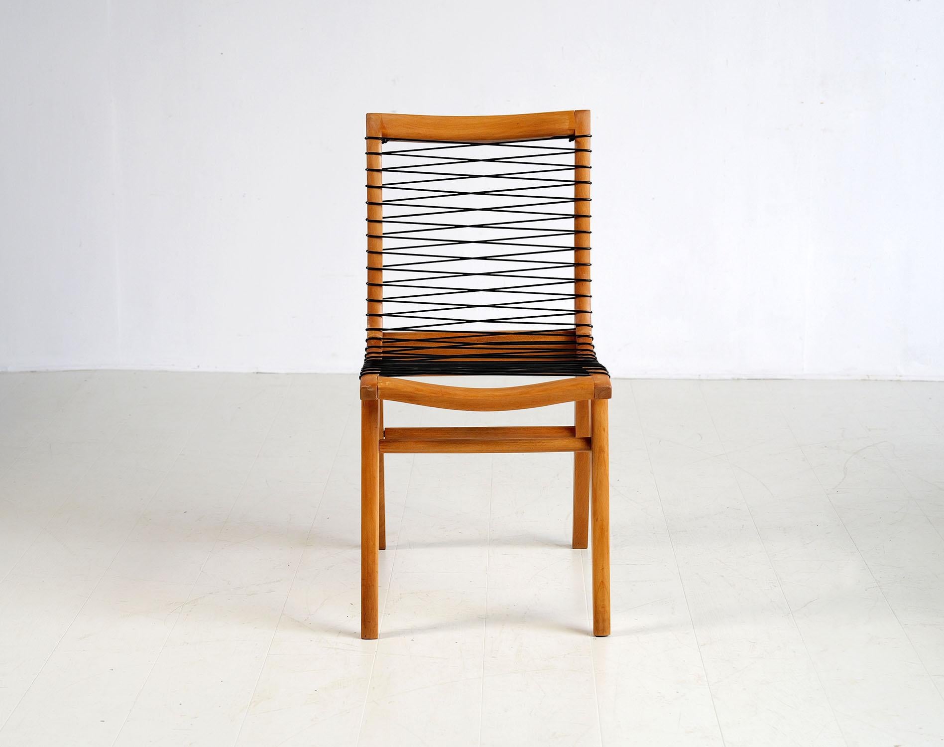 
Satz von 4 Stühlen aus Buche und Scoubidou von Louis Sognot, Frankreich 1950. Diese sehr bequemen Sitze mit ihren bemerkenswerten Linien sind ein schönes Beispiel für den Avantgardismus dieses Designers. Die Kombination aus Buche und
