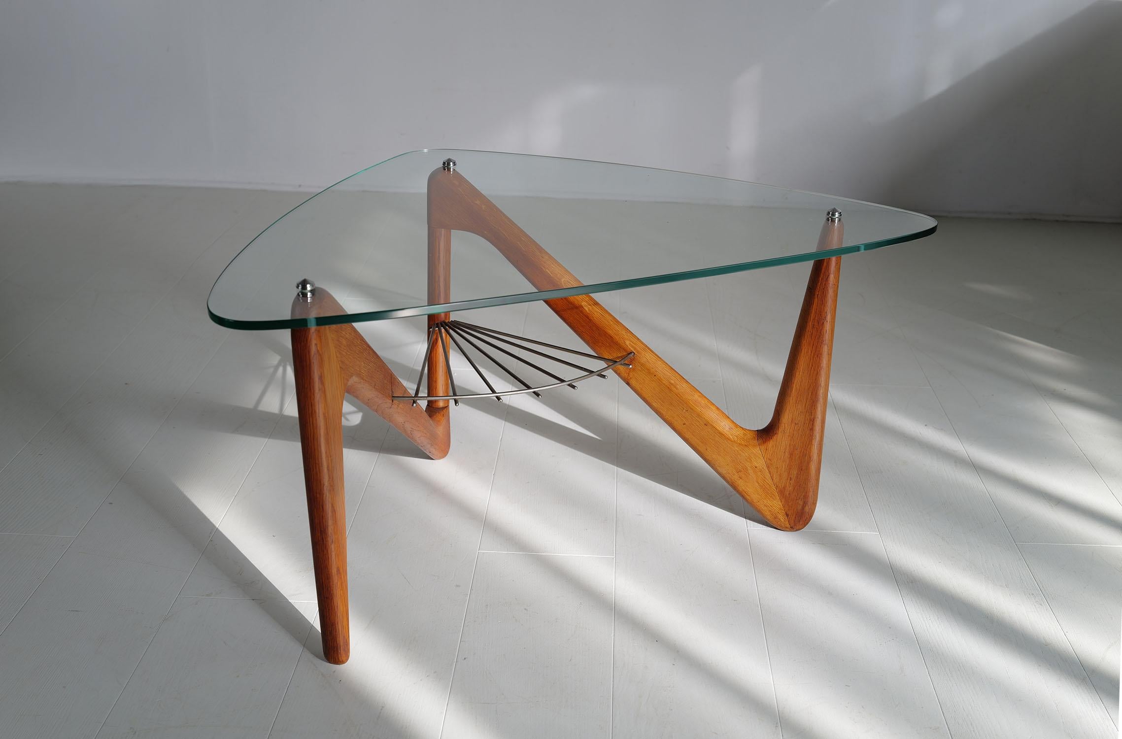 Français Louis Sognot, table basse tripode, France 1950 en vente