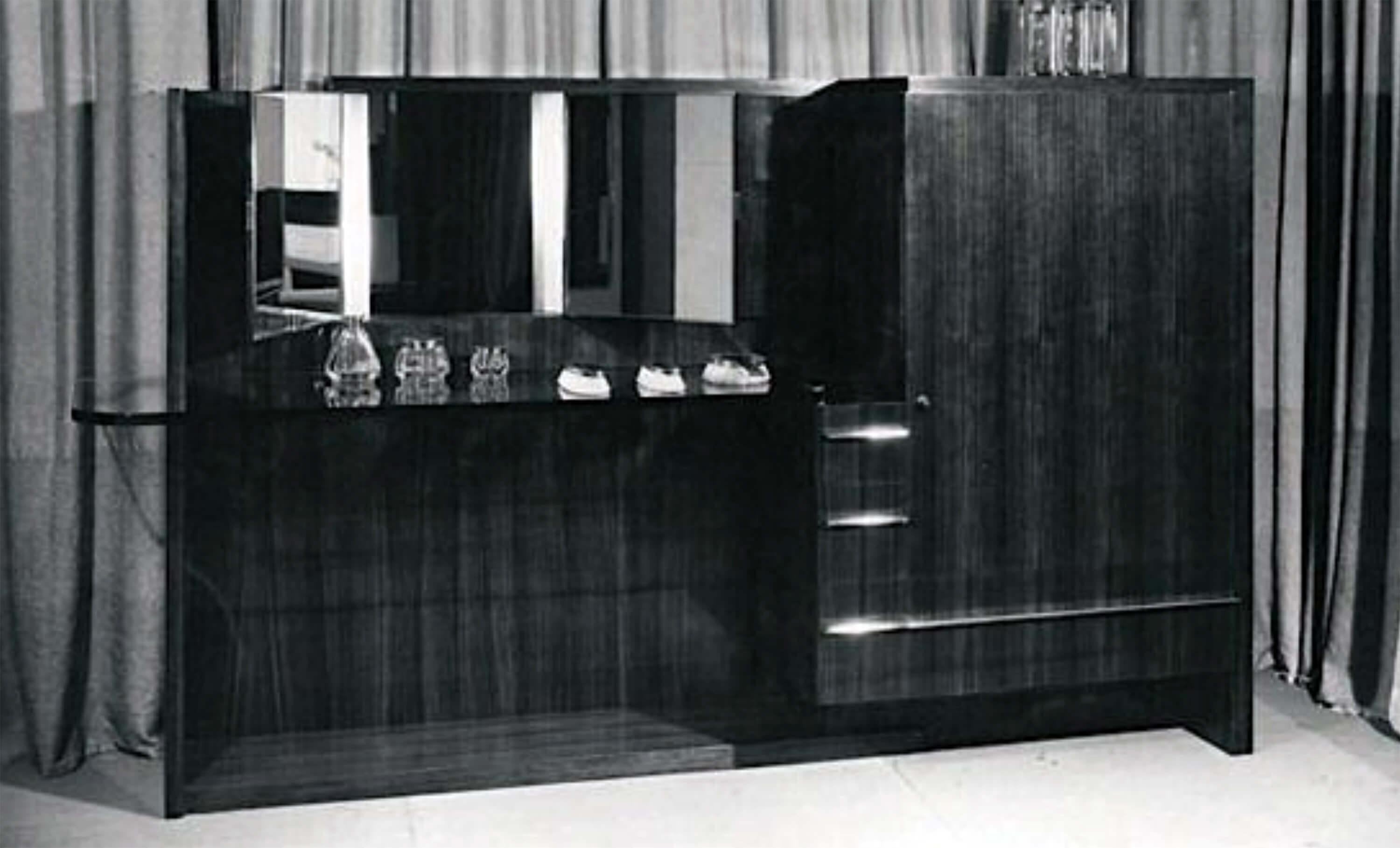 Vanità Louis Sognot in lacca nera con specchio trittico e piano in vetro, CIRCA 1 In condizioni buone in vendita a Cheyenne, WY