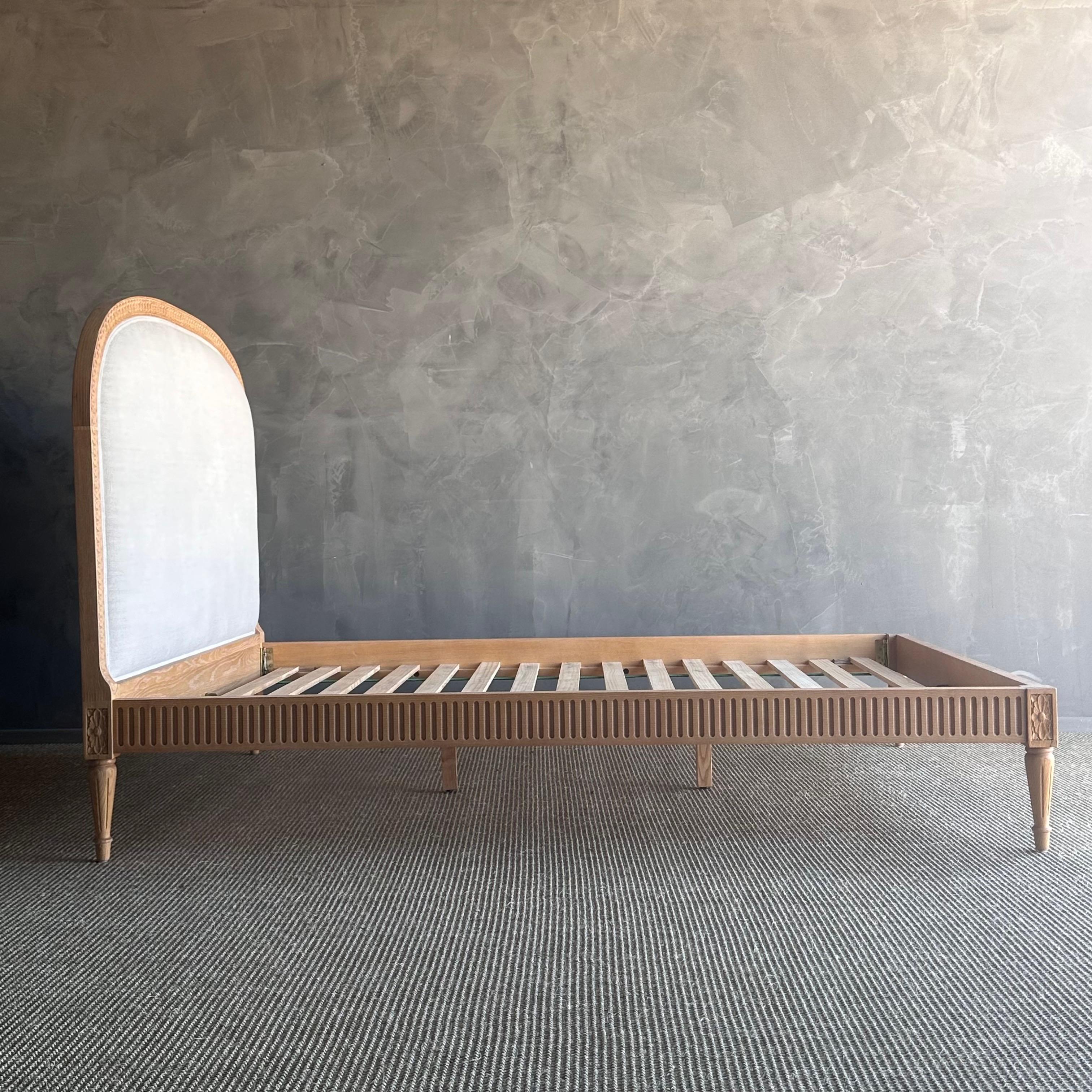 Lit Louis en chêne massif sculpté français tapissé de lin naturel en vente 8