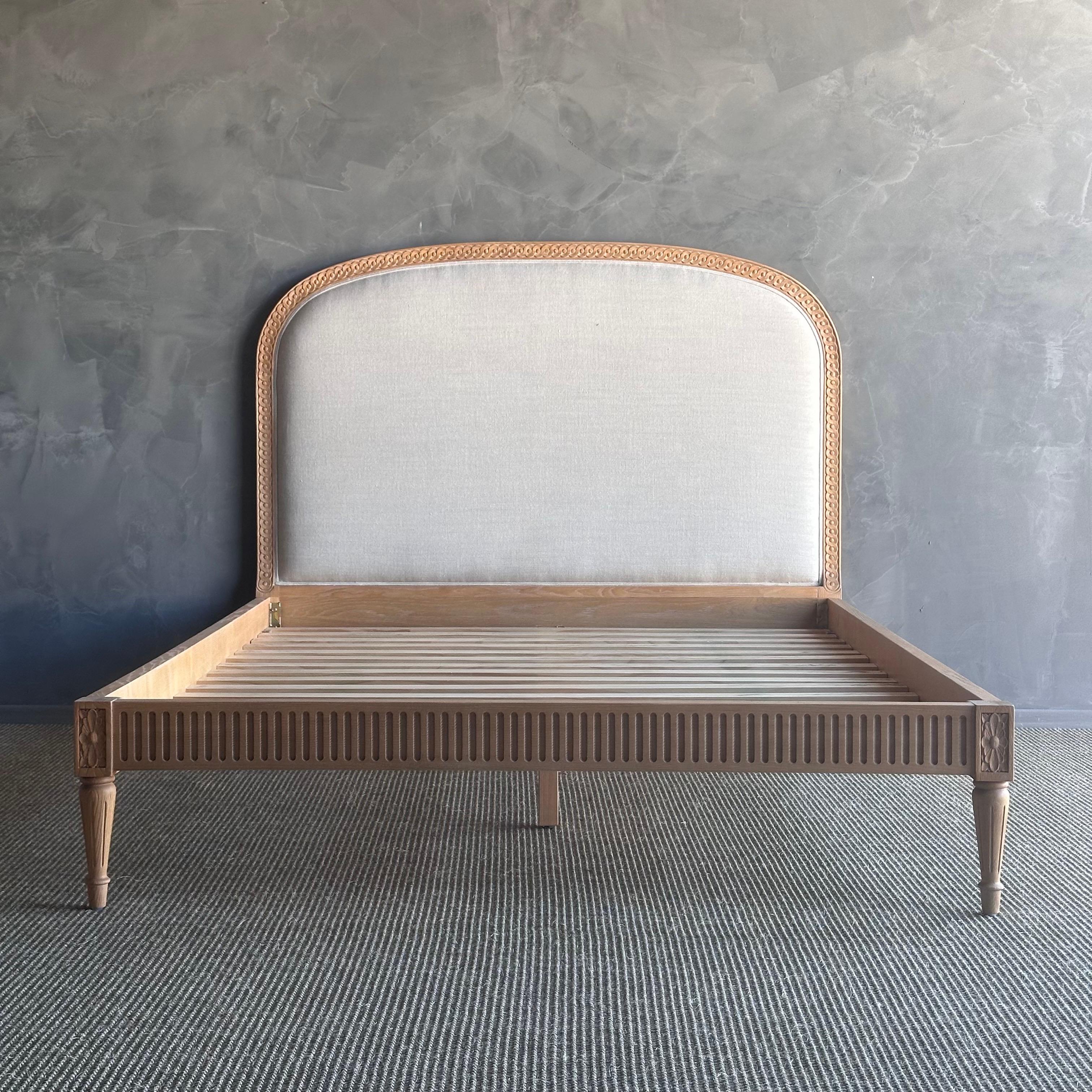 Louis Solid Oak French Carved Queen Size Bed Upholstered in Natural Linen In New Condition For Sale In Old Town Orange, CA