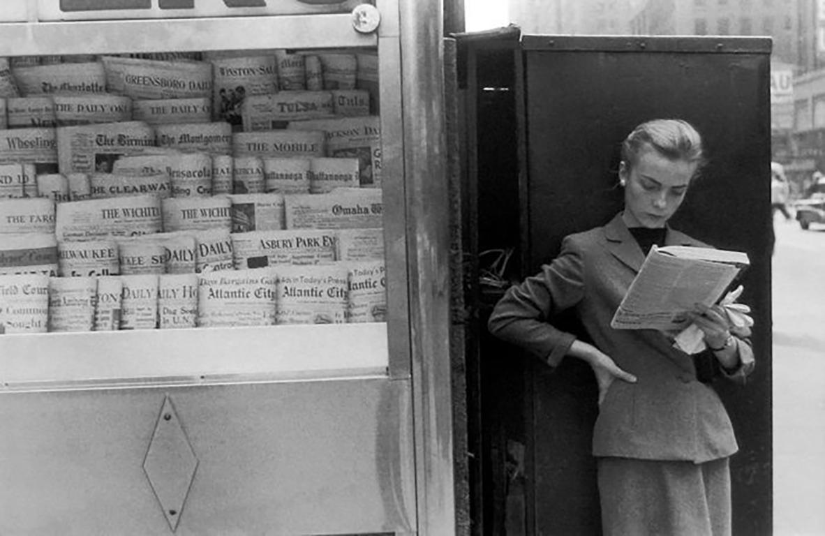 Louis Stettner Black and White Photograph - Elbowing Out of Town, News Stand, New York