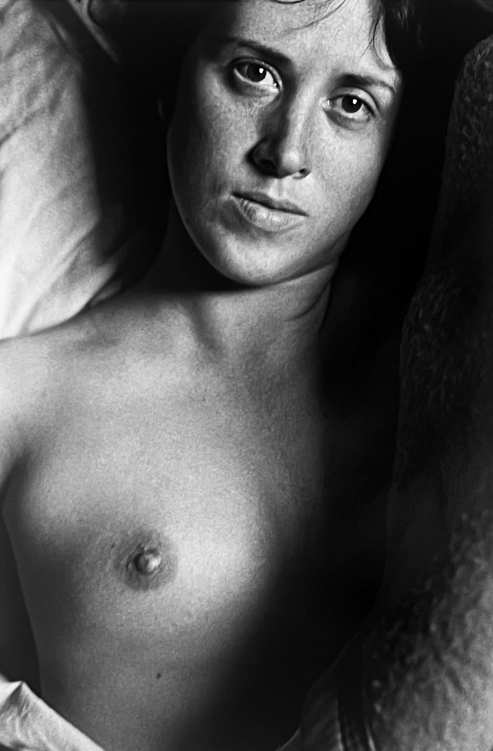 Janet, portrait photographique en noir et blanc, nue - Photograph de Louis Stettner