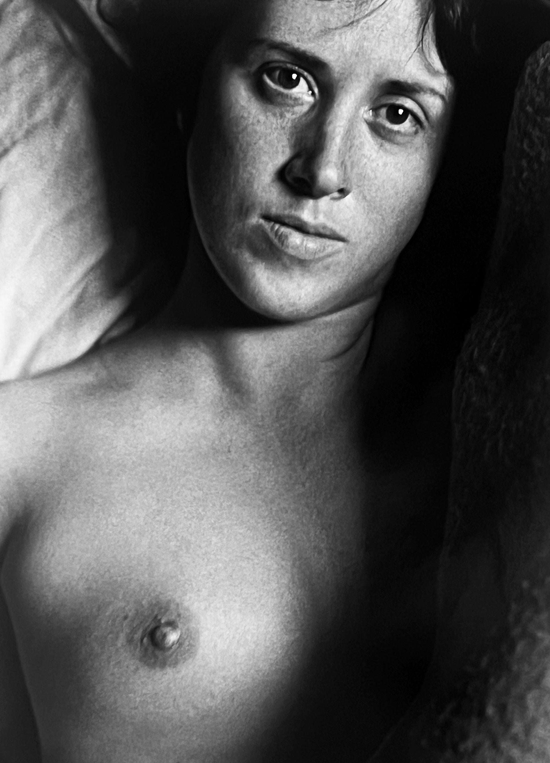 Janet, portrait photographique en noir et blanc, nue - Contemporain Photograph par Louis Stettner