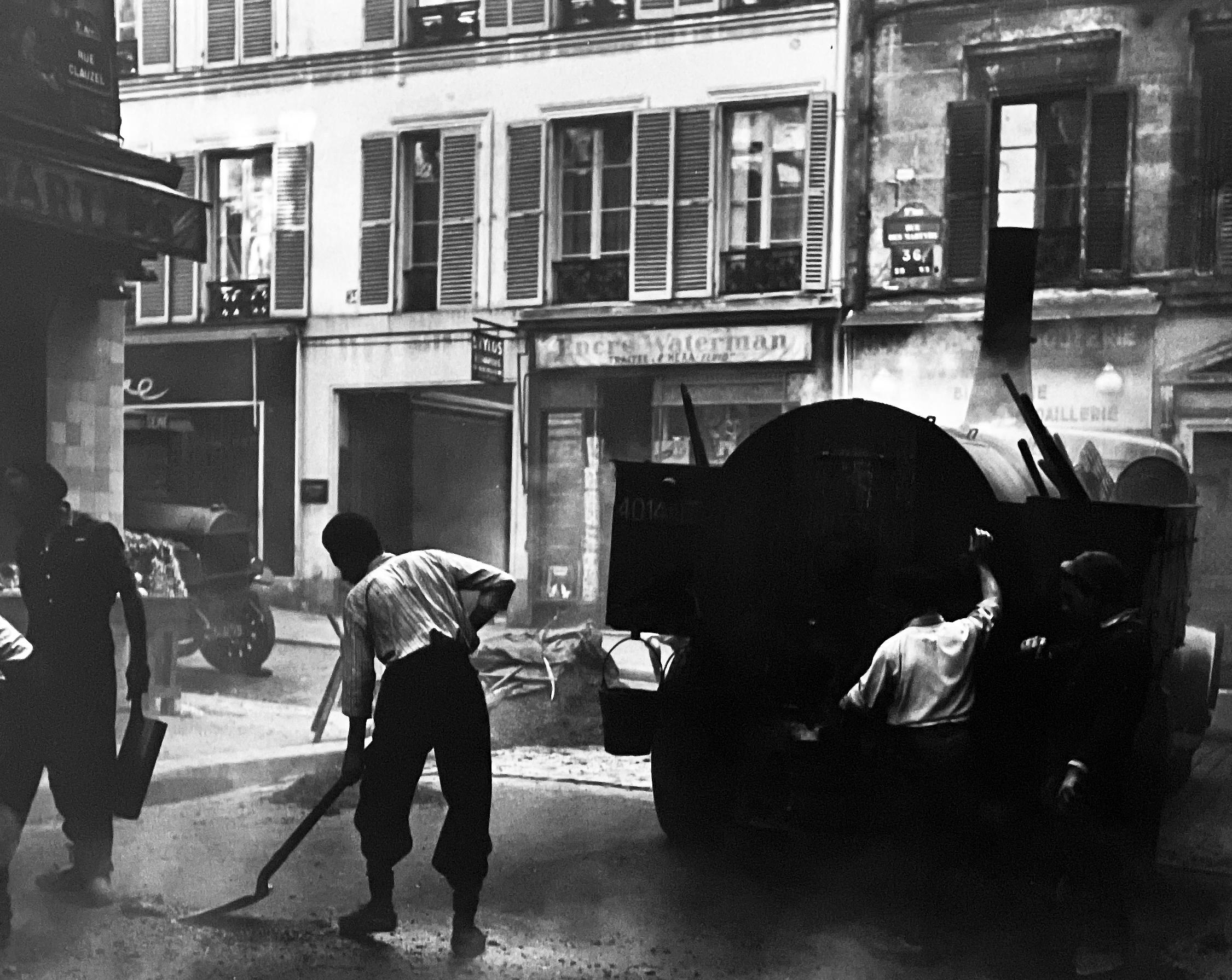 Paris, 1981 par Louis Stettner est un tirage argentique à la gélatine de 20 x 16 pouces sur papier fibre. Dans une édition de 6 exemplaires, la photographie Ed 3/5 est datée, titrée et signée au verso (dos de la photo) par l'artiste.

Louis Stettner