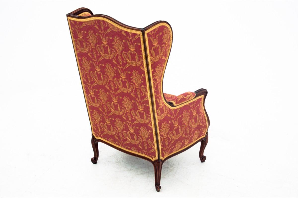 A representative and comfortable armchair from around 1880 in Louis style. The piece of furniture is upholstered in an elegant jacquard fabric, the whole rests on bent legs

legs. Very good condition, after professional renovation and fabric