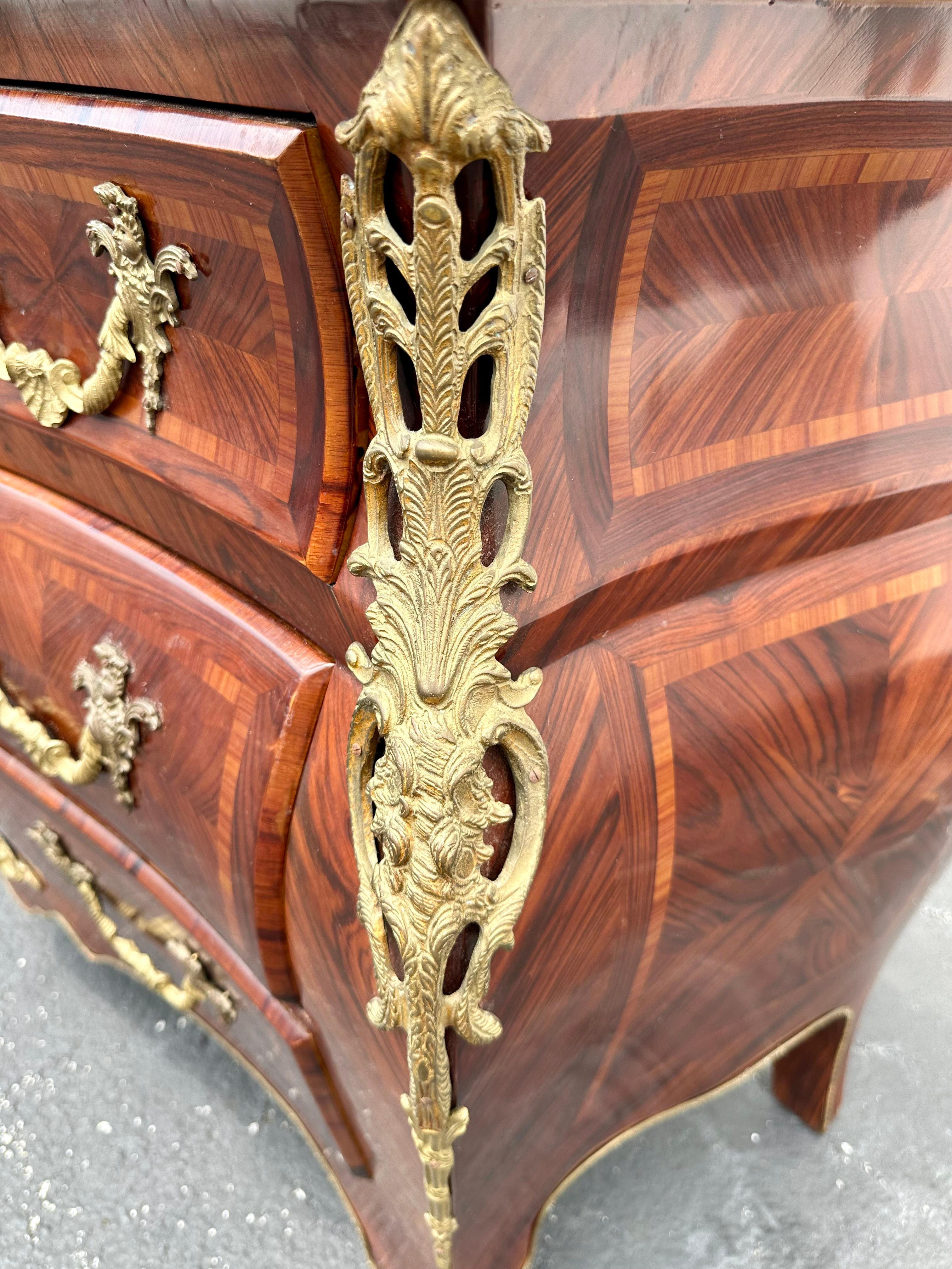 Comò in stile Louis in bronzo ormolu in vendita 4