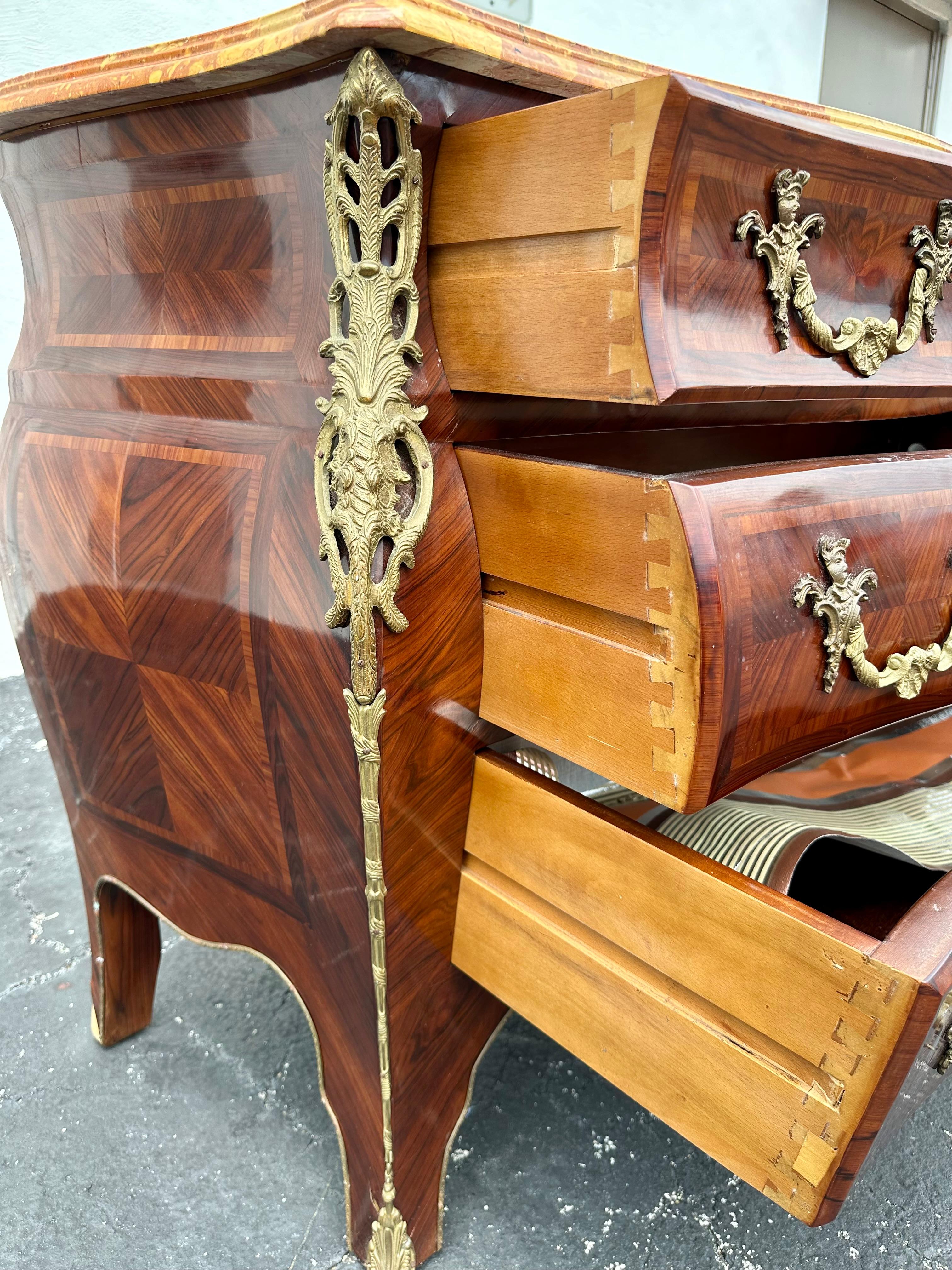 Comò in stile Louis in bronzo ormolu in vendita 5