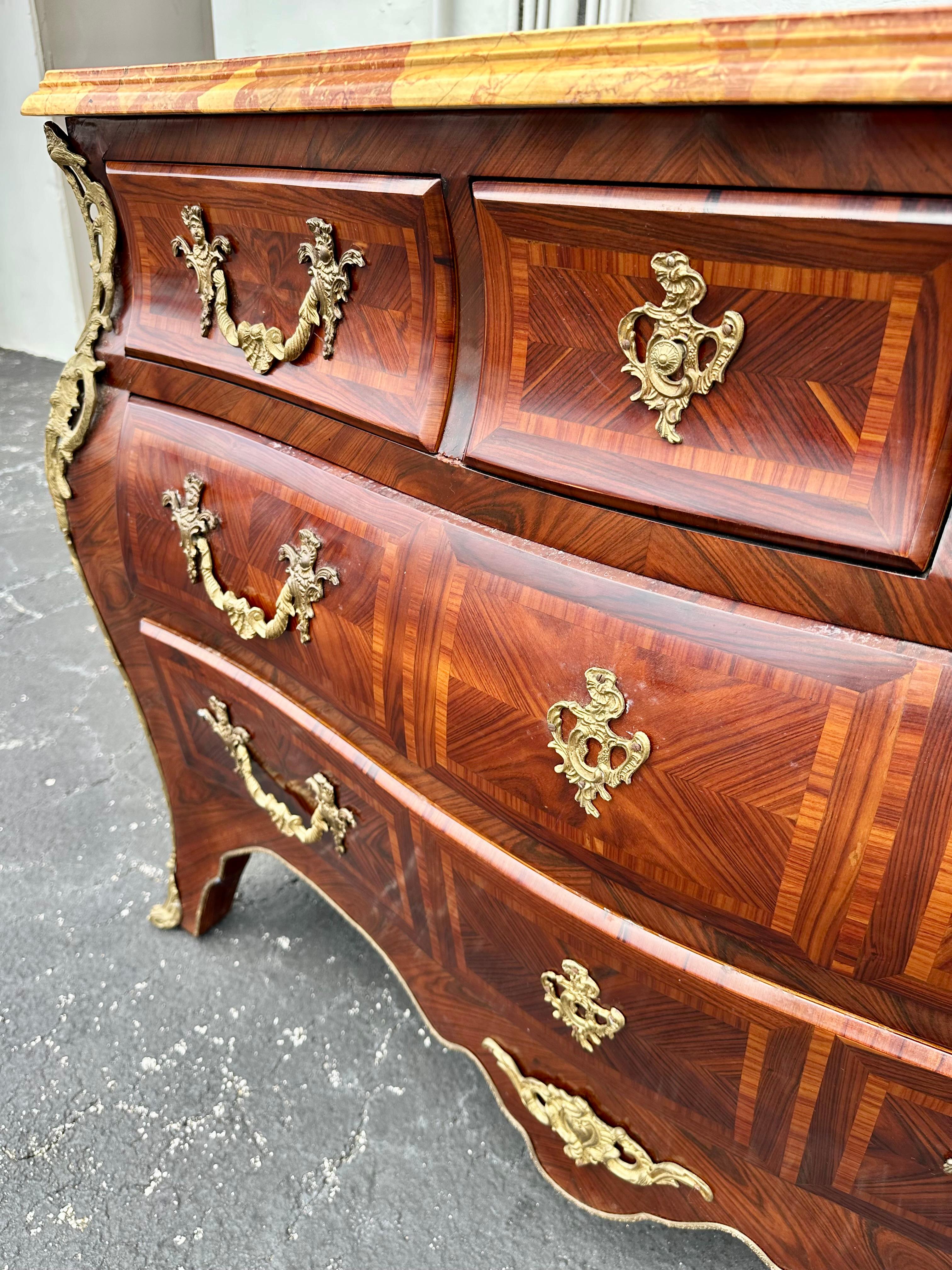 Comò in stile Louis in bronzo ormolu in vendita 7