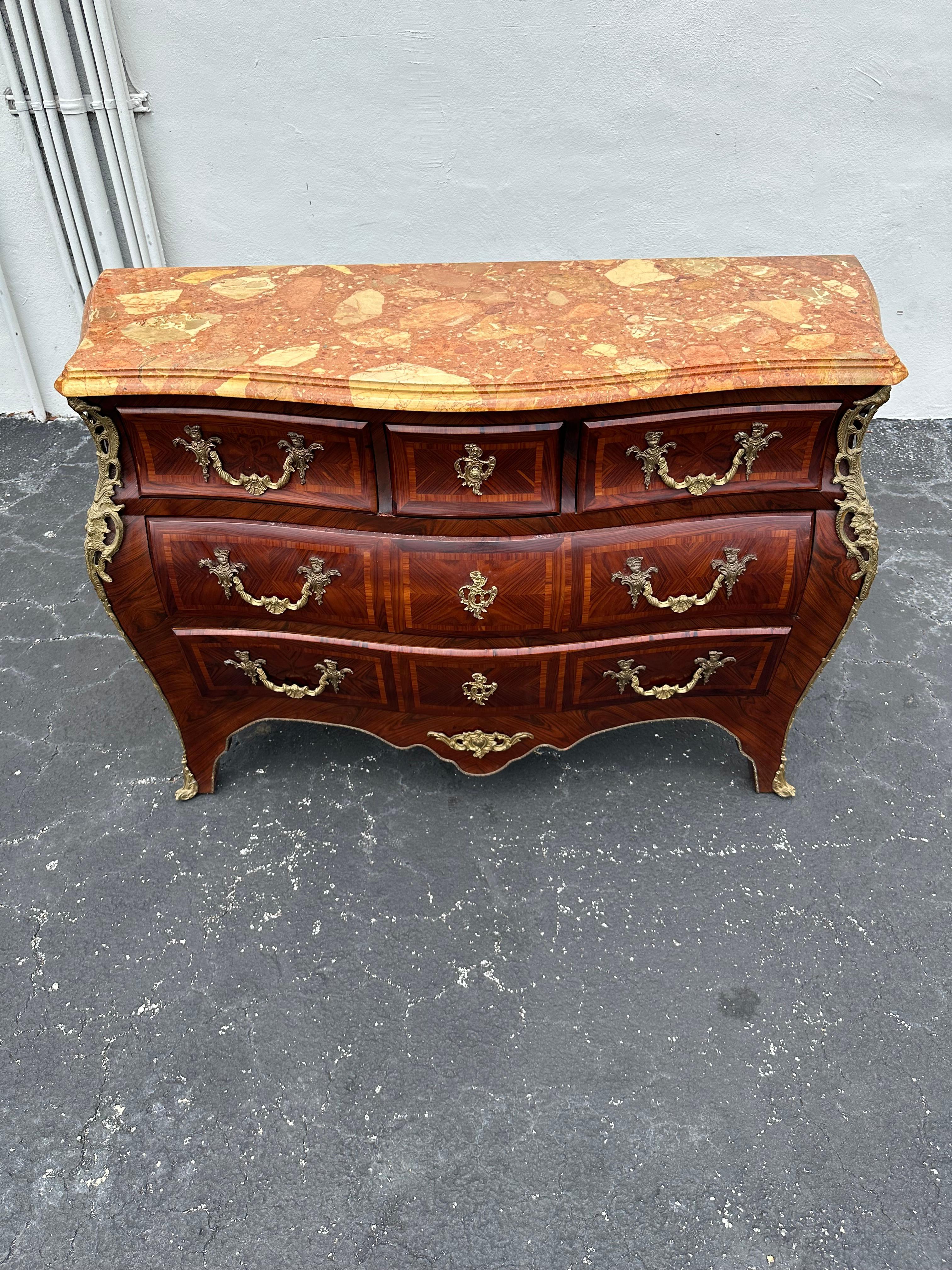 Francese Comò in stile Louis in bronzo ormolu in vendita