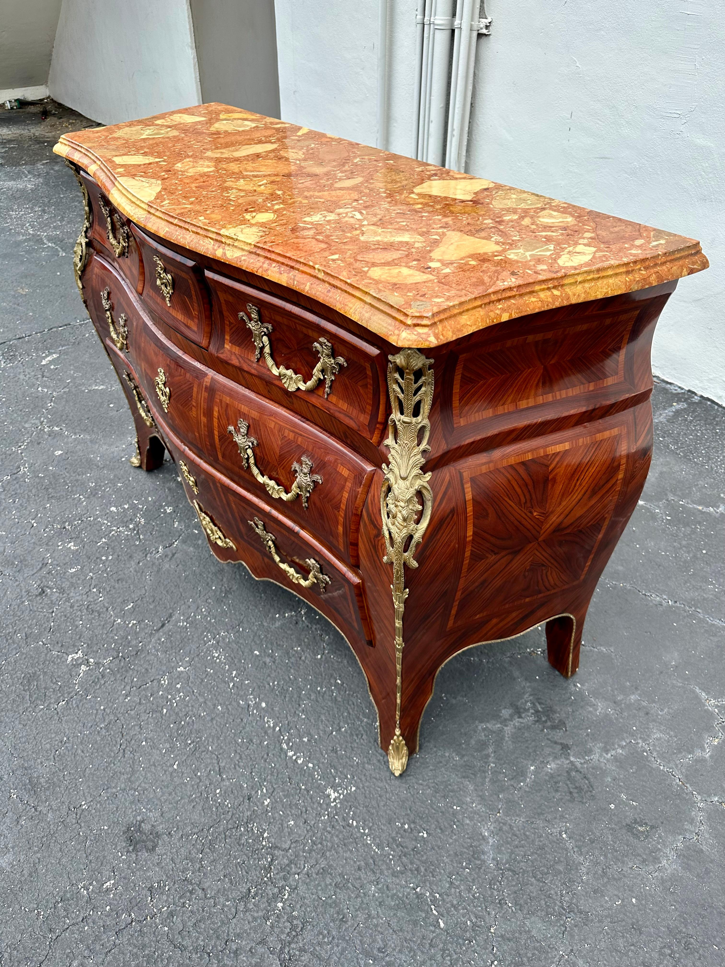 XIX secolo Comò in stile Louis in bronzo ormolu in vendita