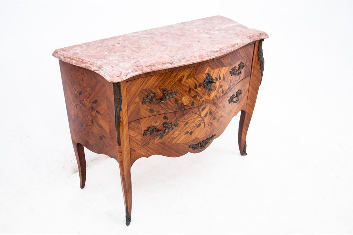 Chest of drawers made in walnut wood with beautiful delicate floral intarsia. 
Top made of pink-ish marble 
Made in France, circa 1920.
Very good condition.
Wood: walnut
dimensions: height 91 cm width 122 cm depth 53 cm


